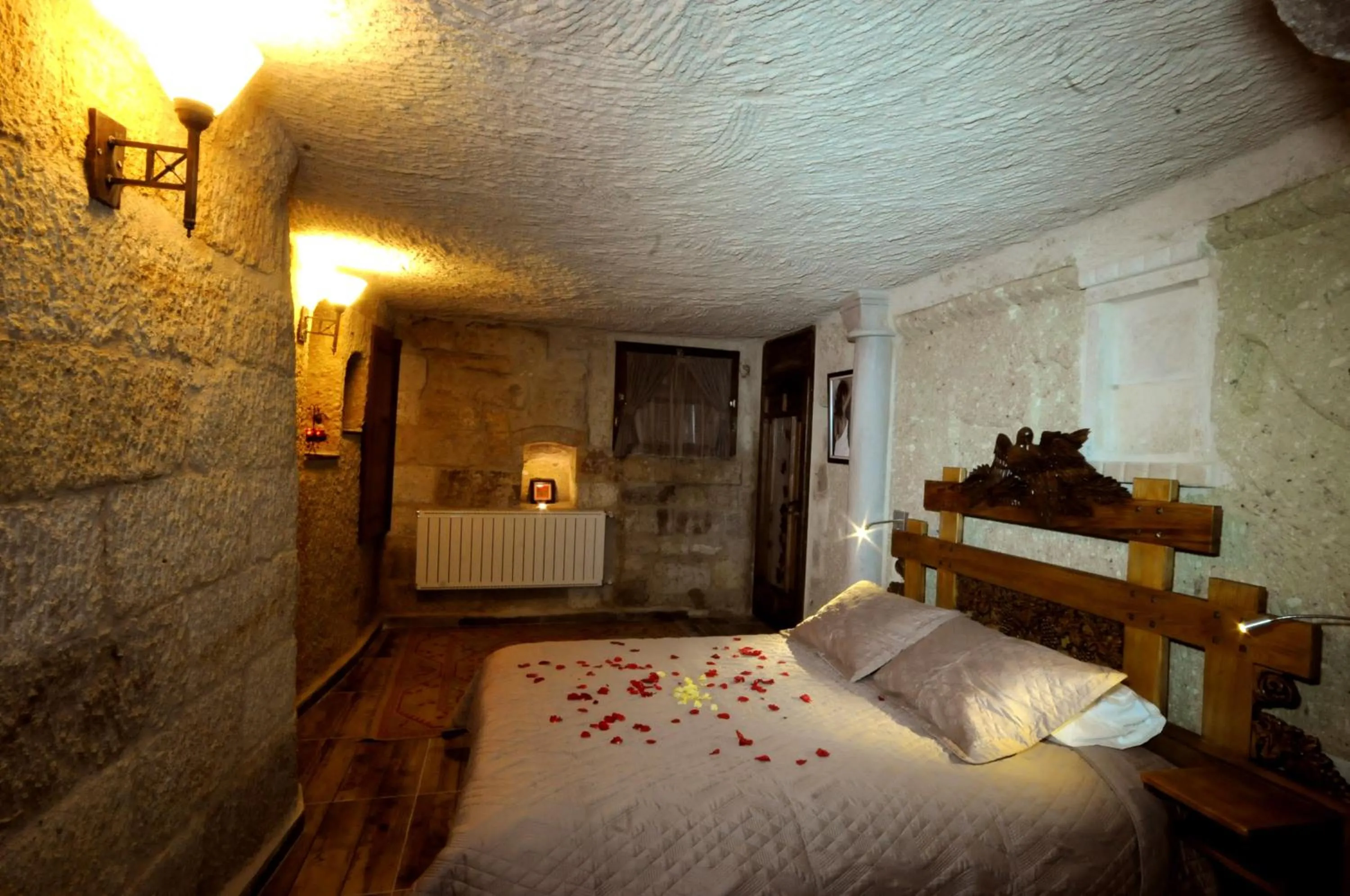 Photo of the whole room, Bed in Kayhan Cave Villa
