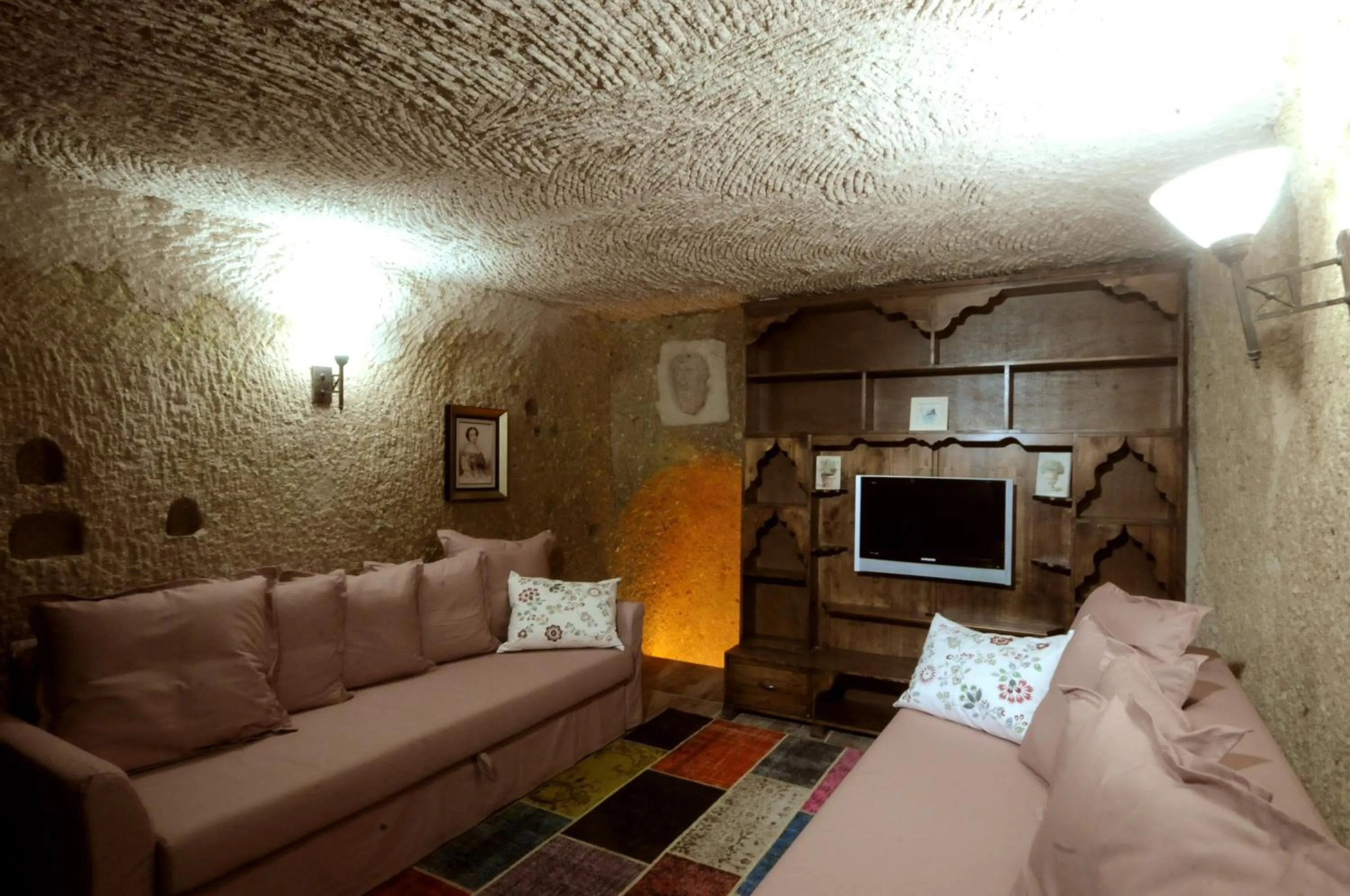 Living room in Kayhan Cave Villa