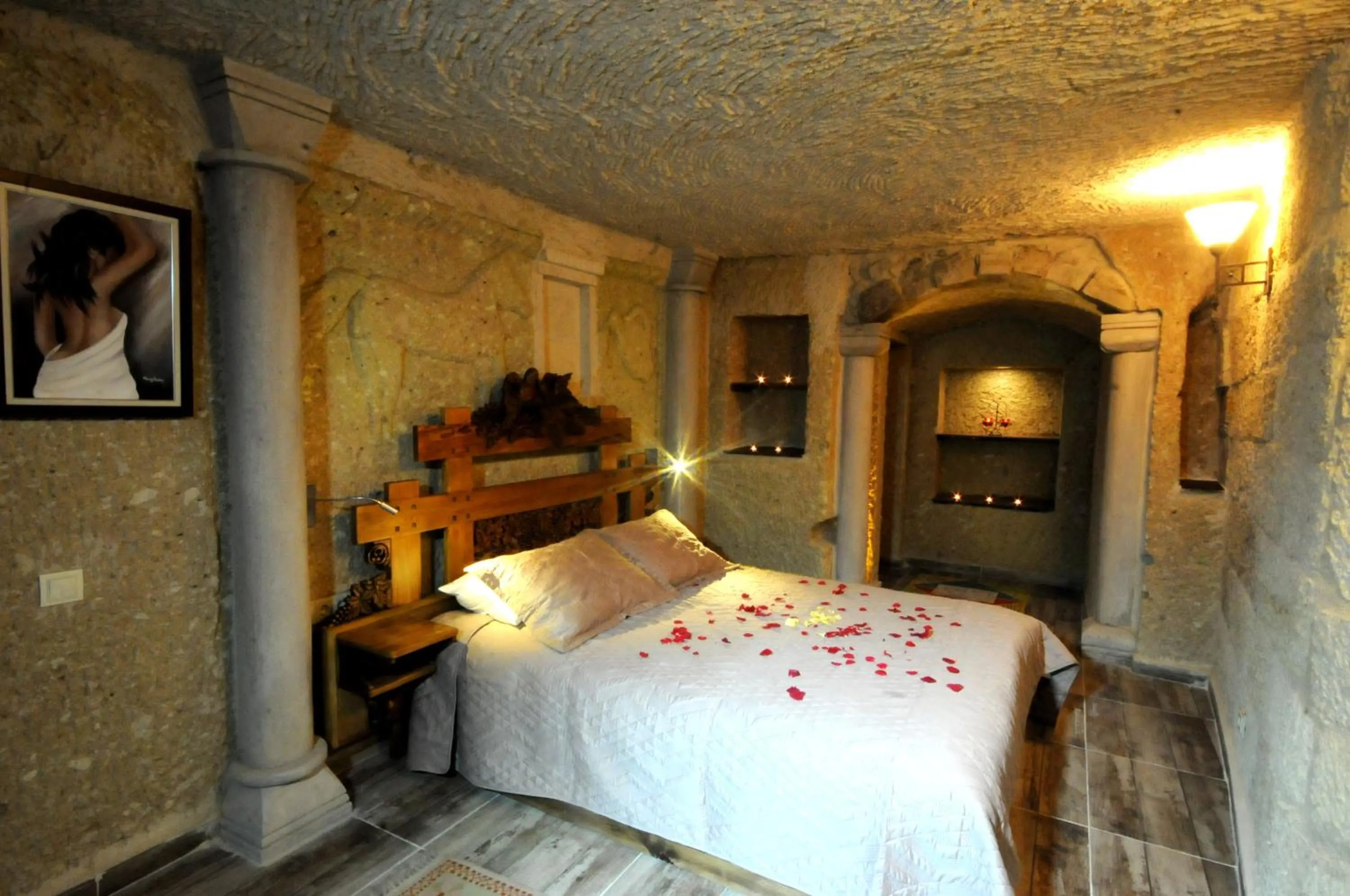 Bed in Kayhan Cave Villa