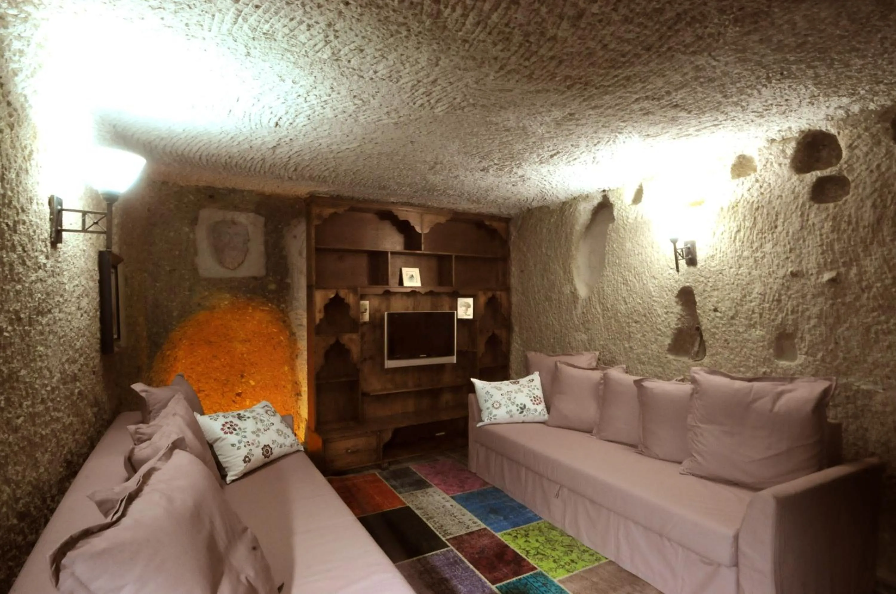 Communal lounge/ TV room, Bed in Kayhan Cave Villa