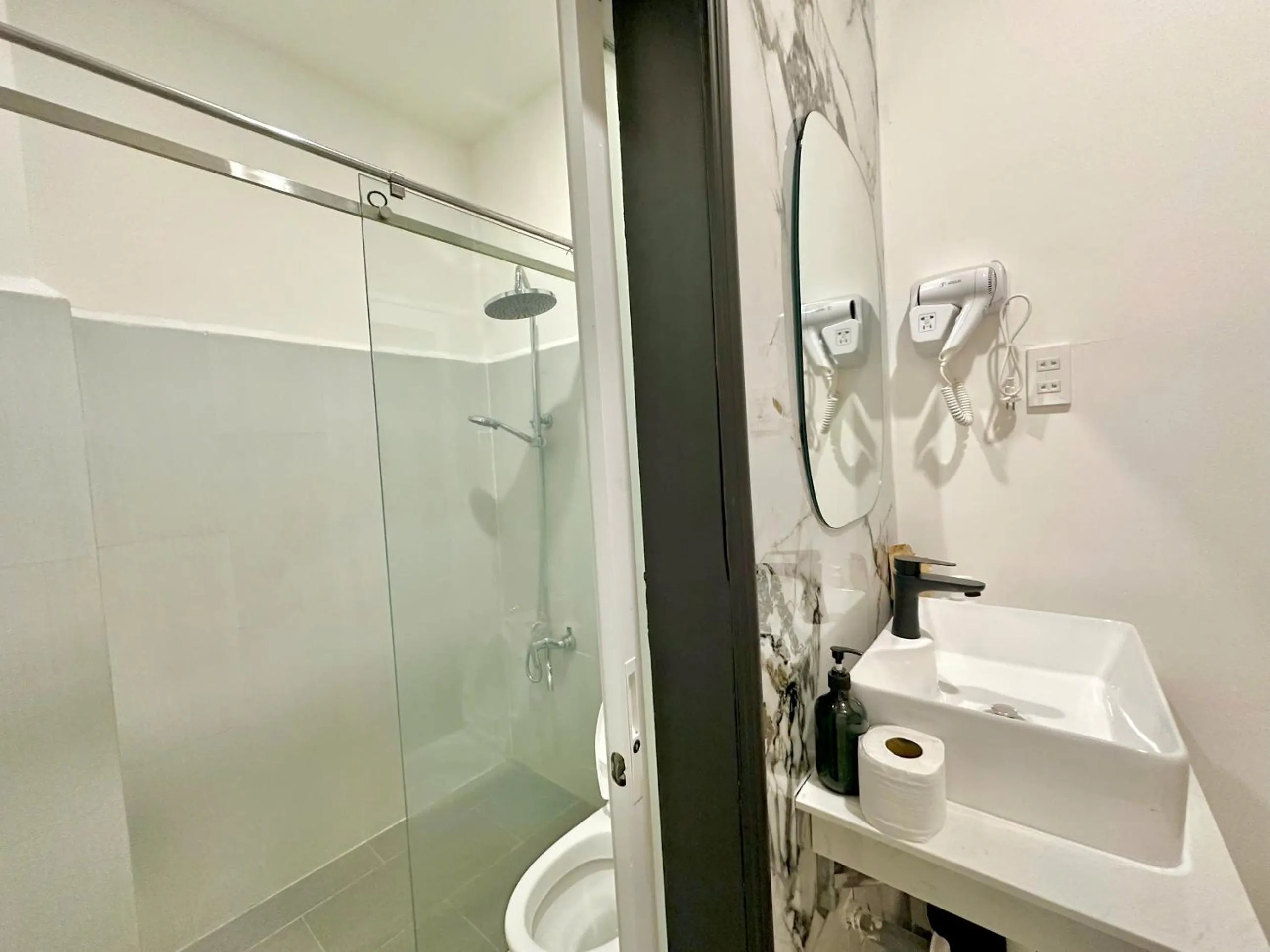 Toilet in Phu Gia Hotel 193 Nguyen Thai Hoc