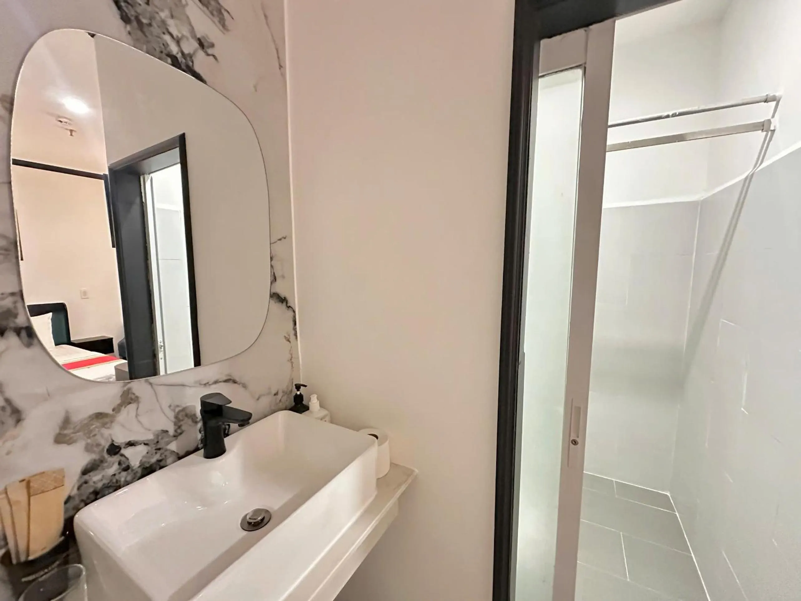 Shower in Phu Gia Hotel 193 Nguyen Thai Hoc