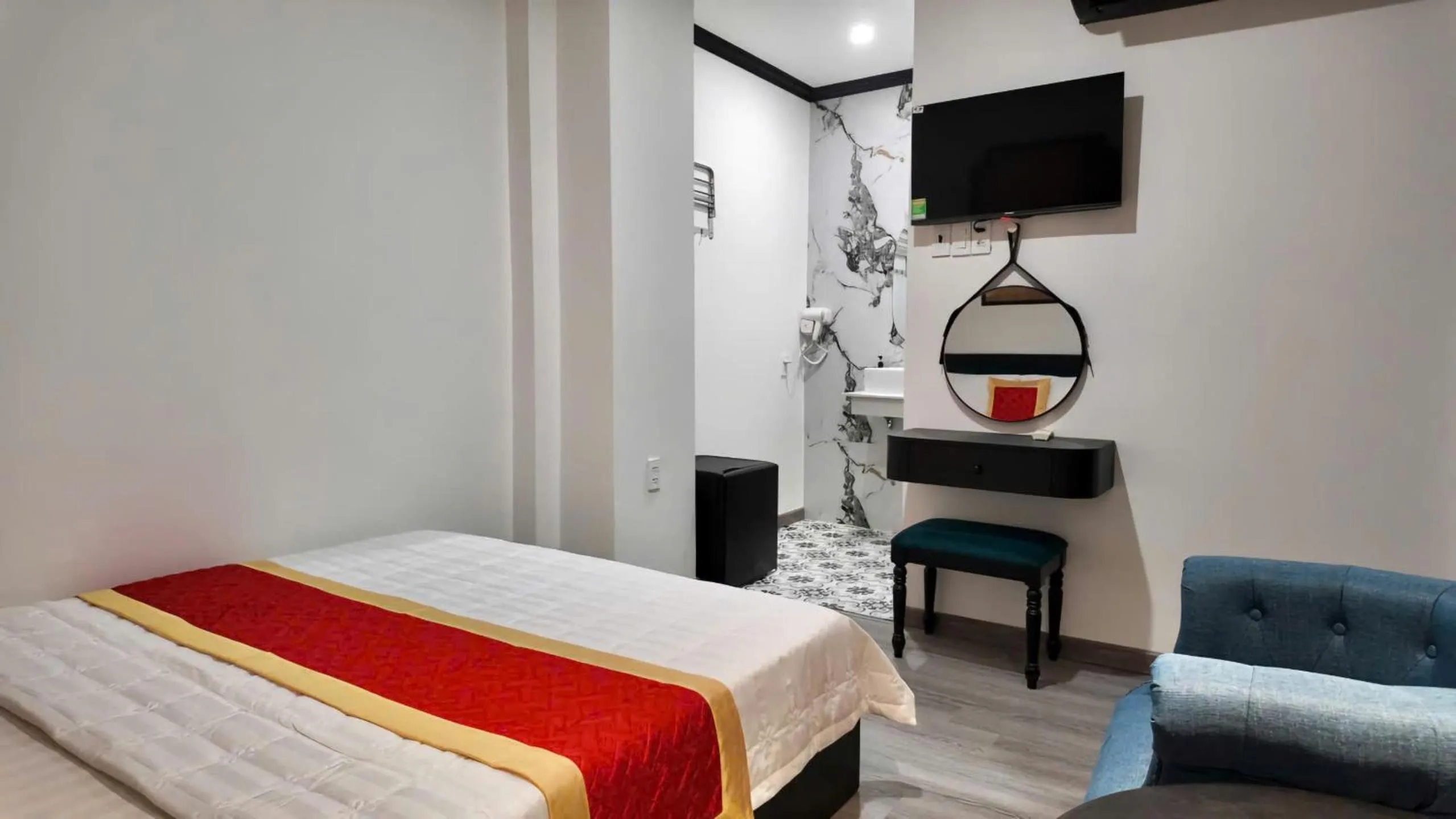 Bed in Phu Gia Hotel 193 Nguyen Thai Hoc