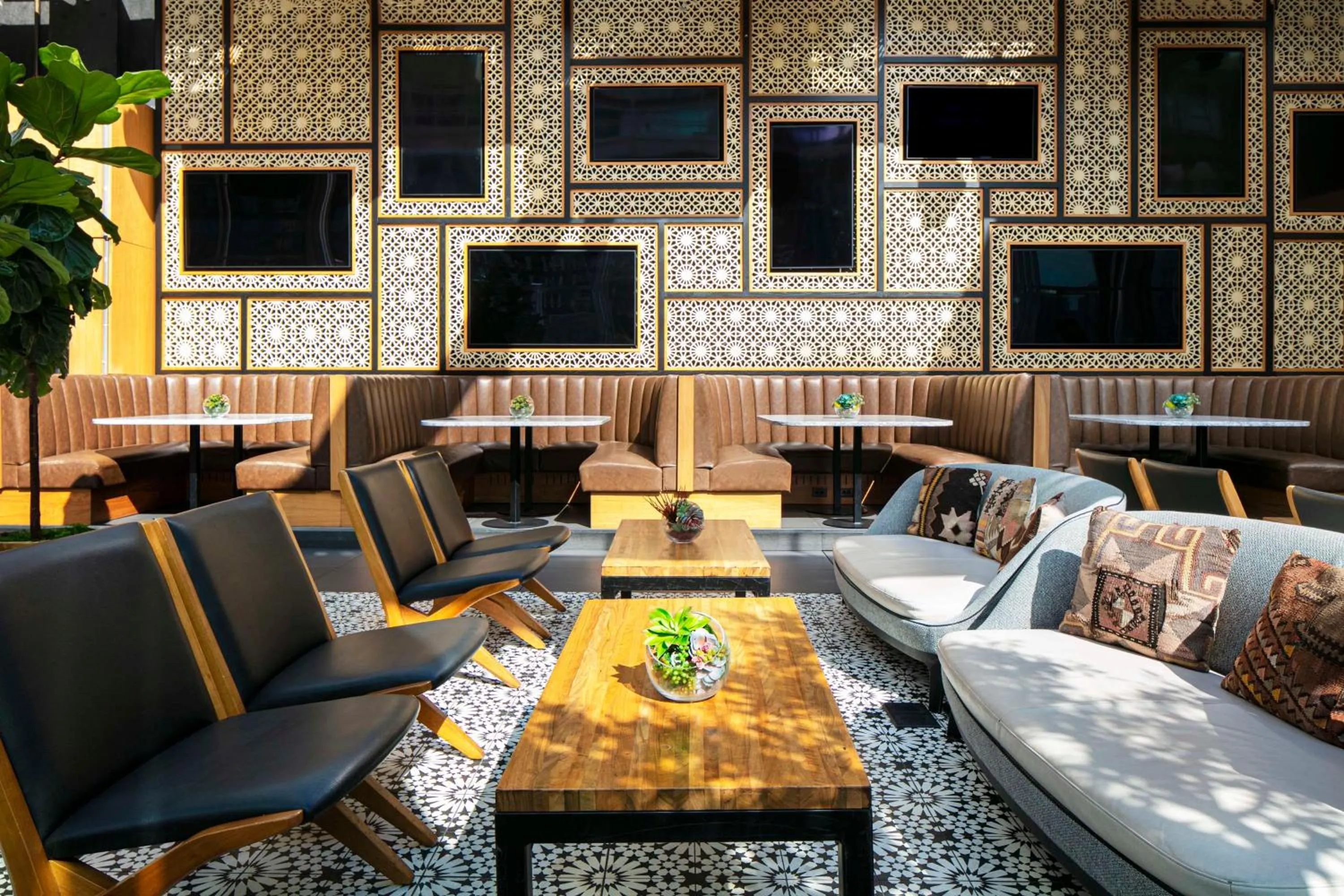 Lounge or bar in theWit Chicago, a Hilton Hotel