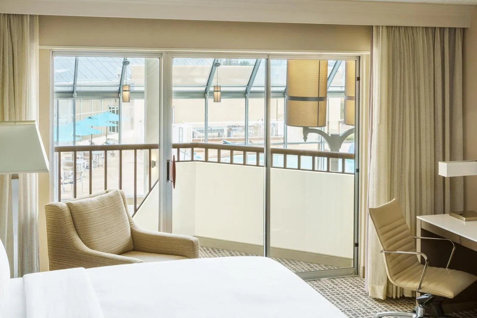 Balcony/Terrace, Bed in DoubleTree by Hilton Orlando Airport Hotel