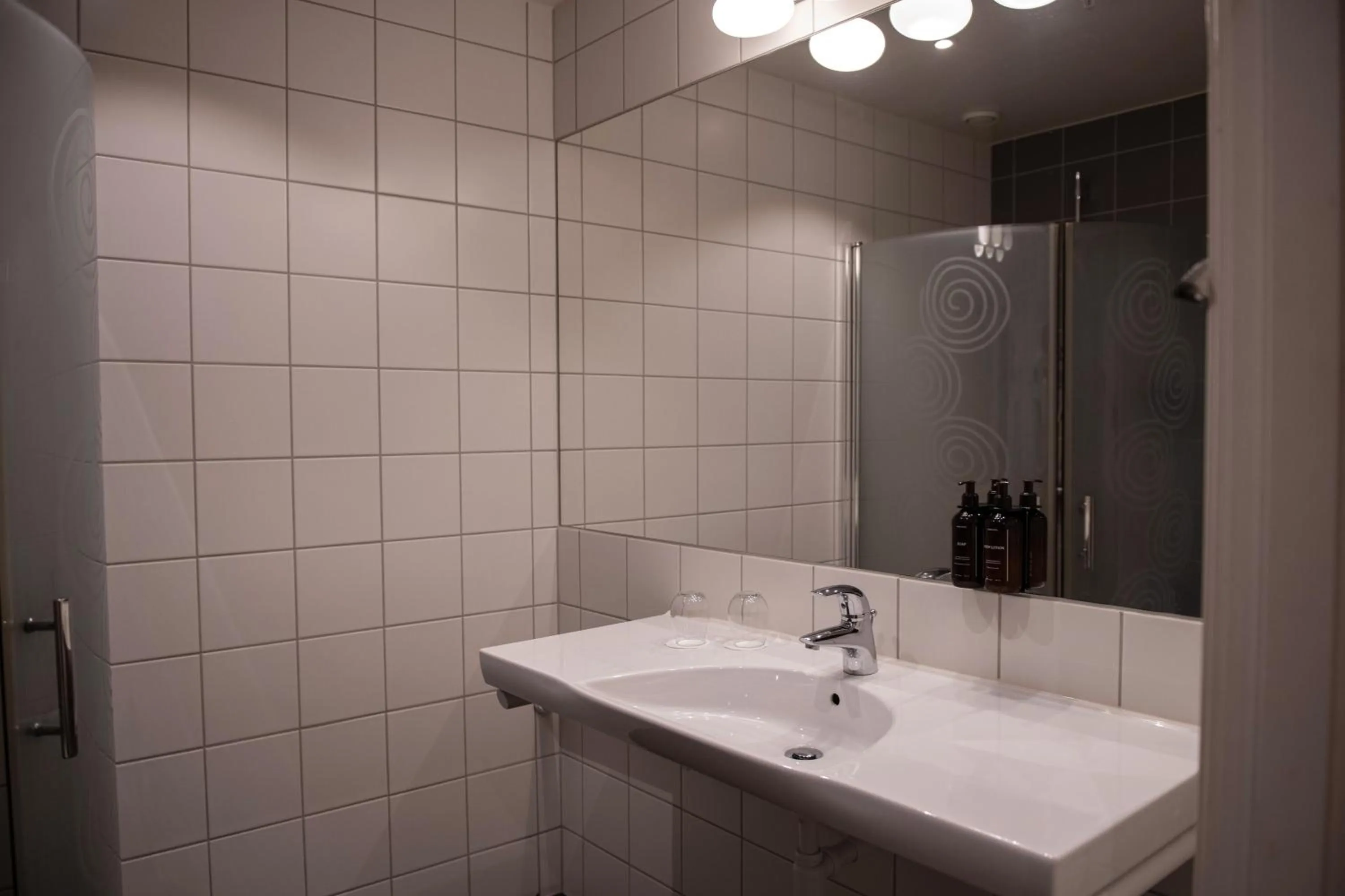 Shower in Home Hotel Odin