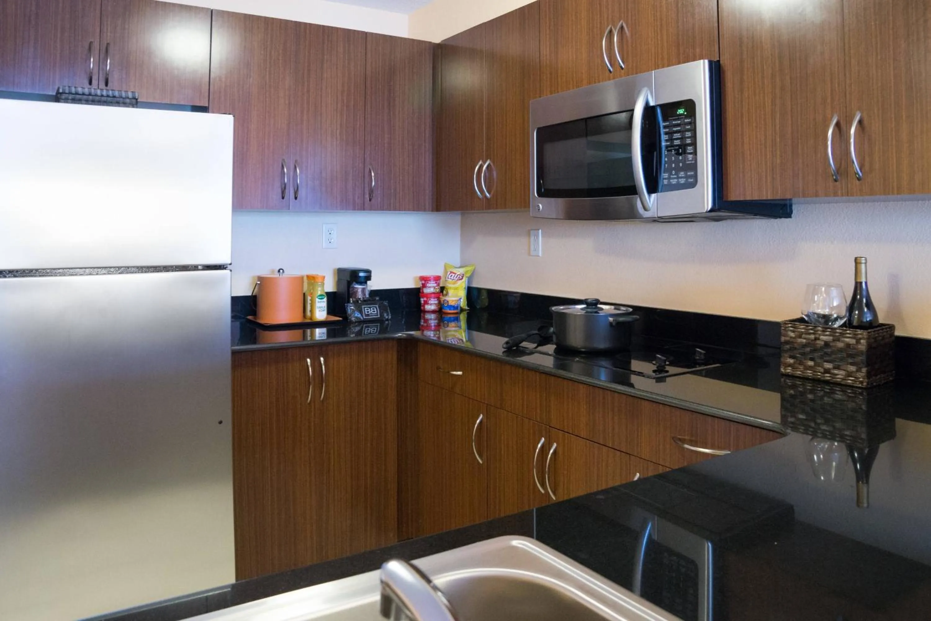 Kitchen or kitchenette in Fairfield Inn & Suites by Marriott Orlando International Drive/Convention Center