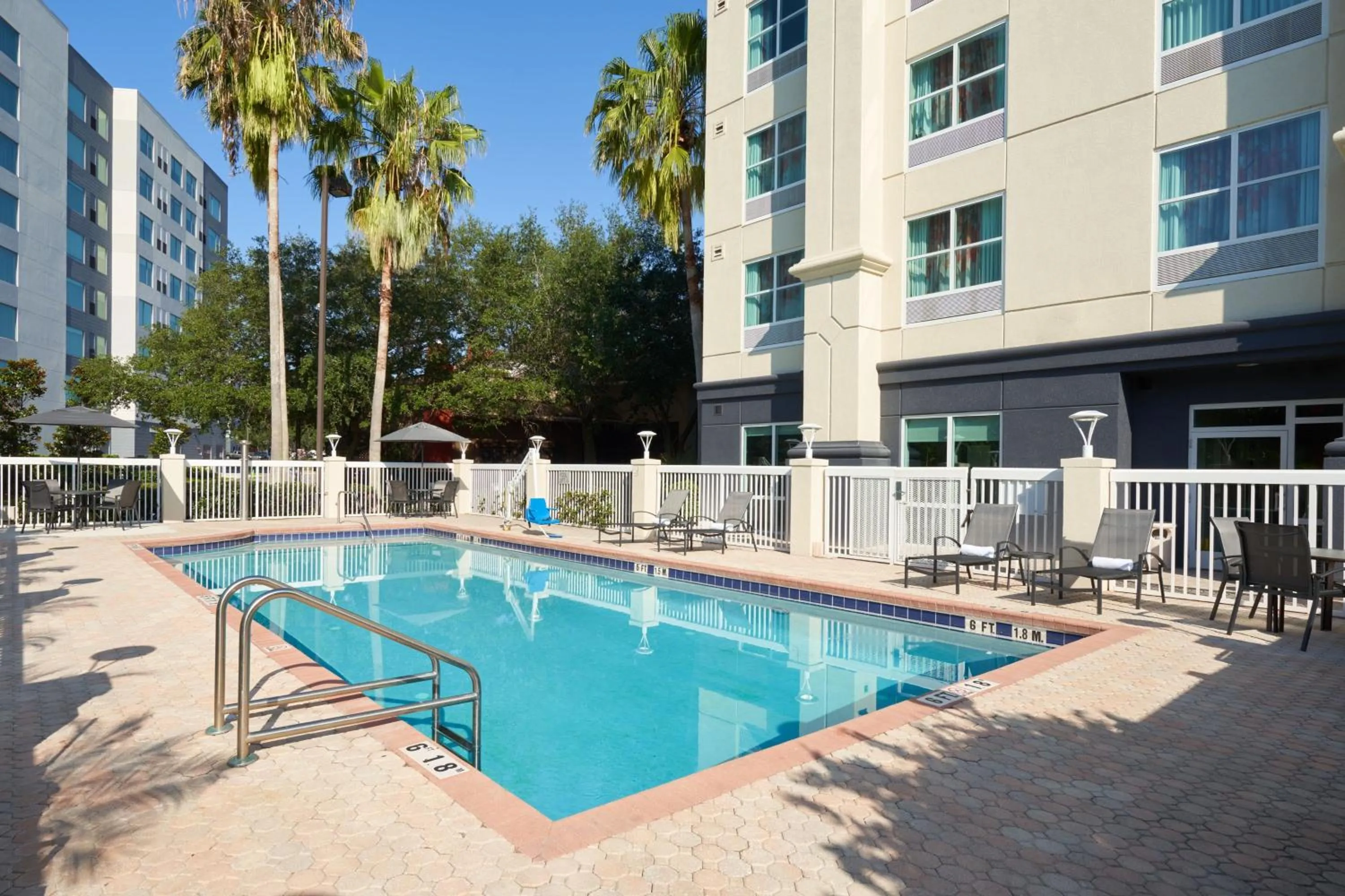Swimming pool in Fairfield Inn & Suites by Marriott Orlando International Drive/Convention Center