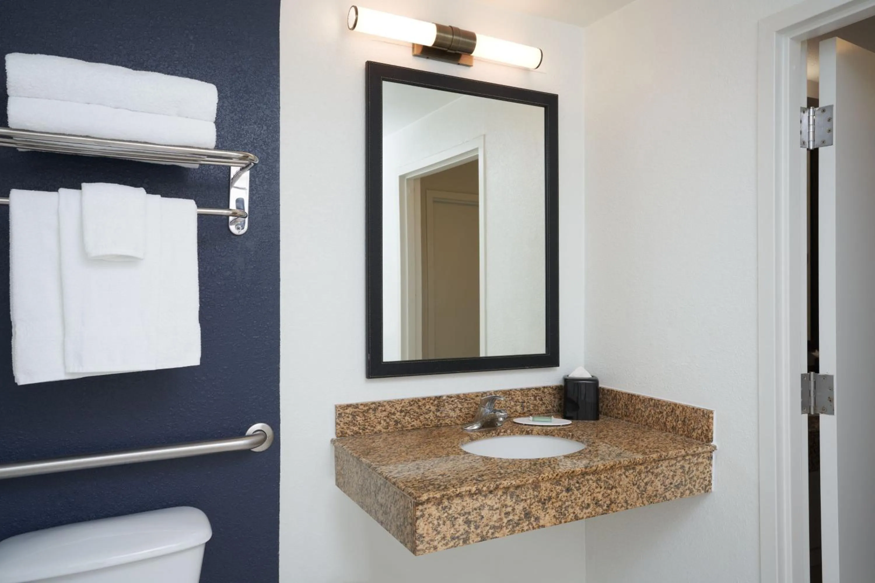 Bathroom in Fairfield Inn & Suites by Marriott Orlando International Drive/Convention Center