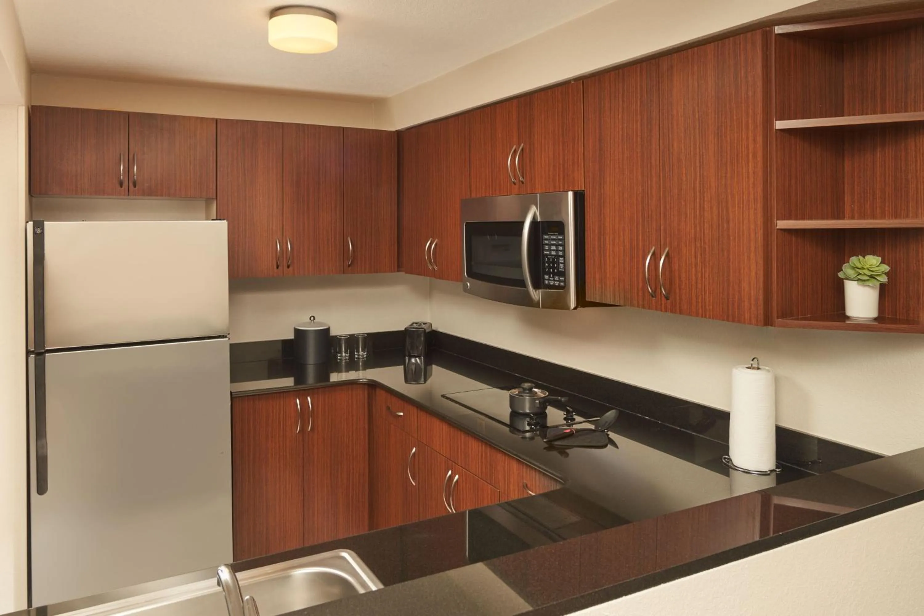 Kitchen or kitchenette in Fairfield Inn & Suites by Marriott Orlando International Drive/Convention Center