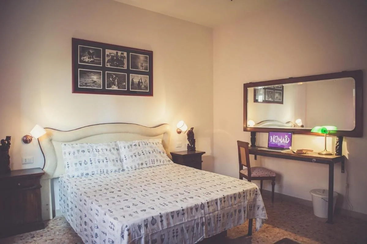 Photo of the whole room, Bed in Nomad B&B