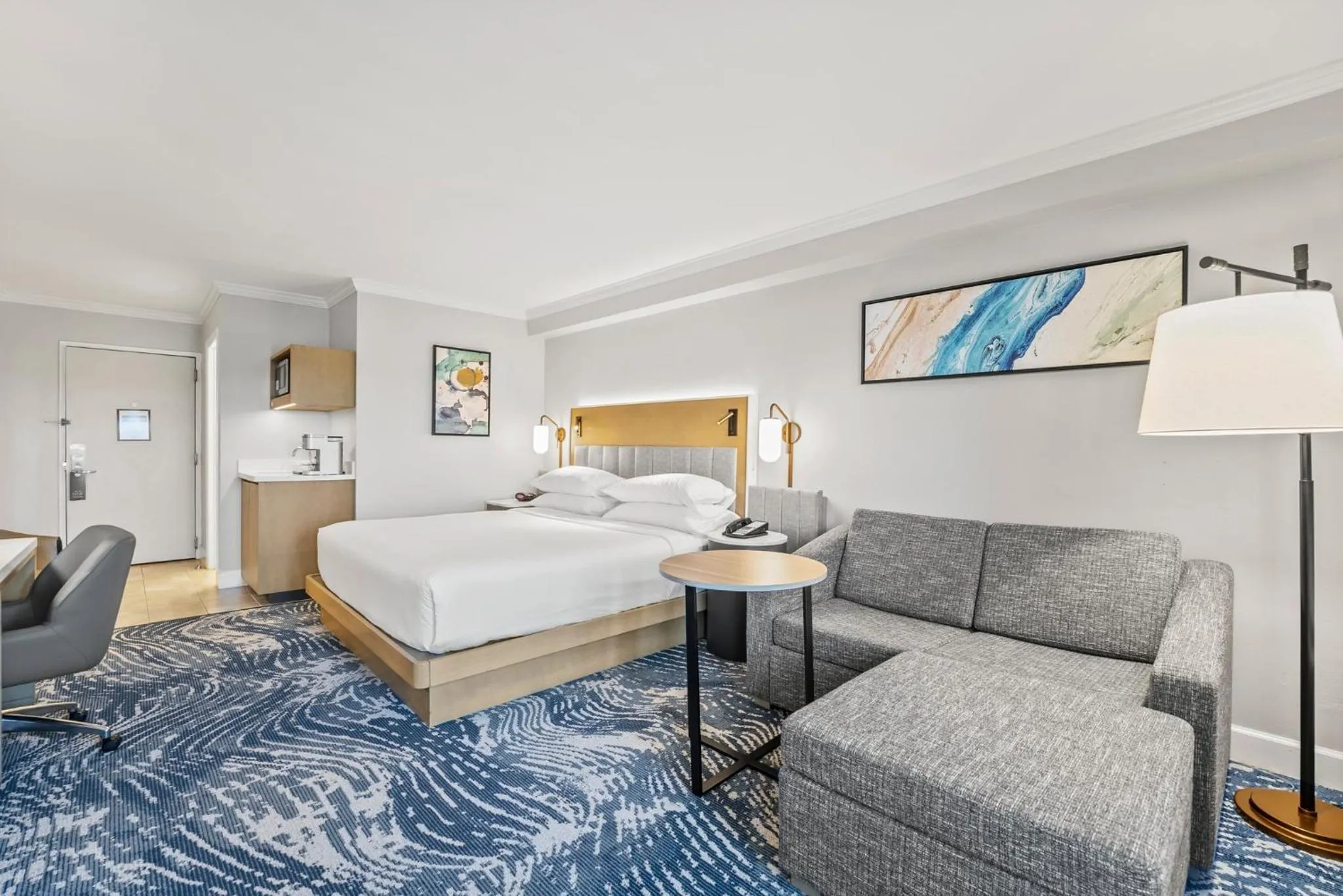 Photo of the whole room, Bed in Crowne Plaza Orlando-Downtown by IHG