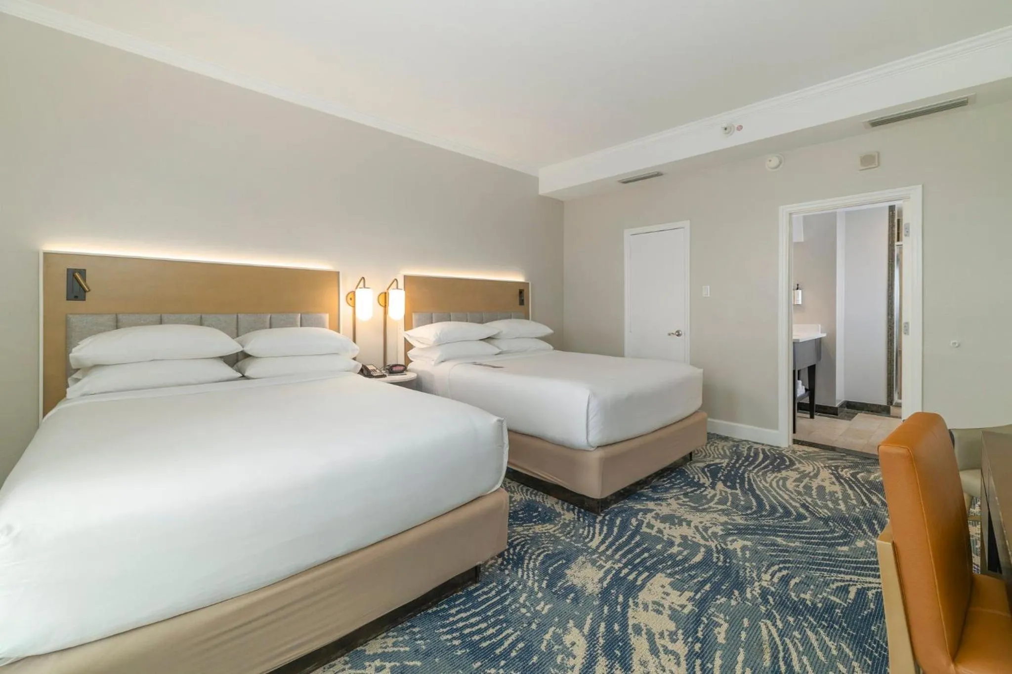 Photo of the whole room, Bed in Crowne Plaza Orlando-Downtown by IHG