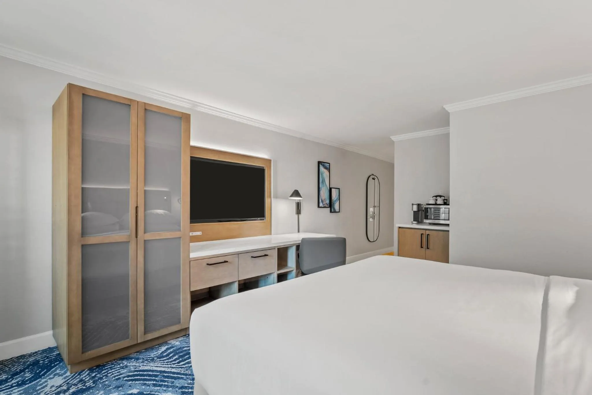 Photo of the whole room, Bed in Crowne Plaza Orlando-Downtown by IHG