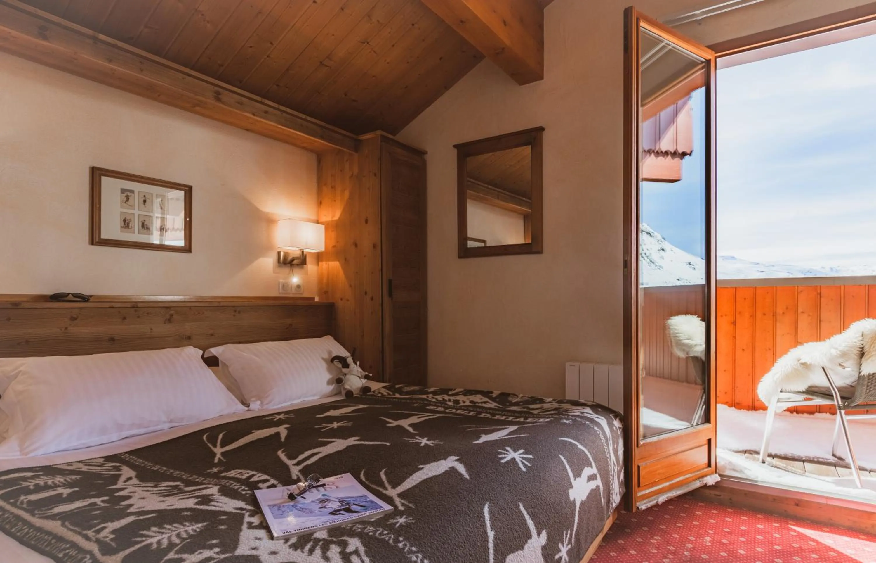 Shower, Bed in Hôtel Le Sherpa Val Thorens