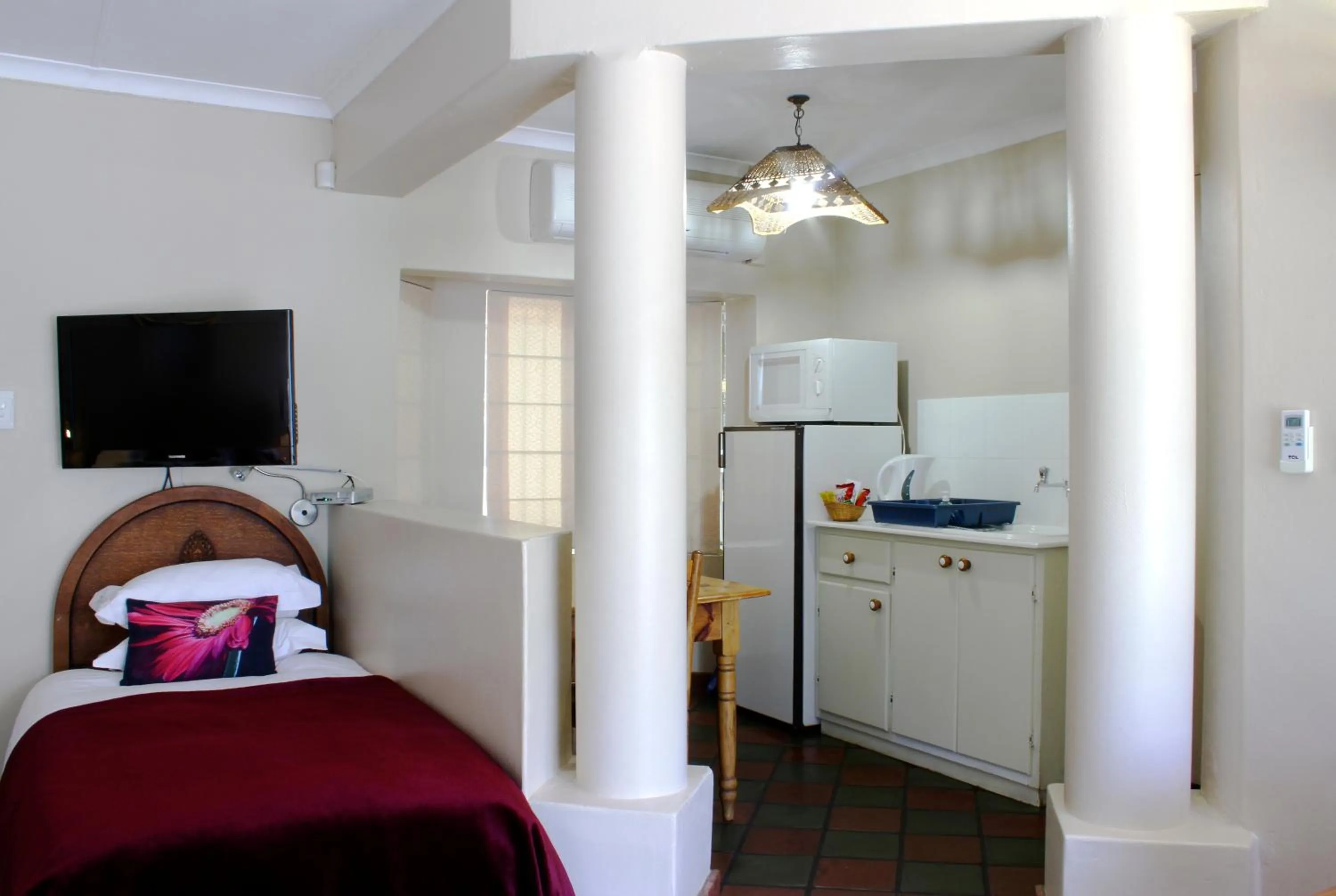 Kitchen or kitchenette, Bed in Dias Guest House