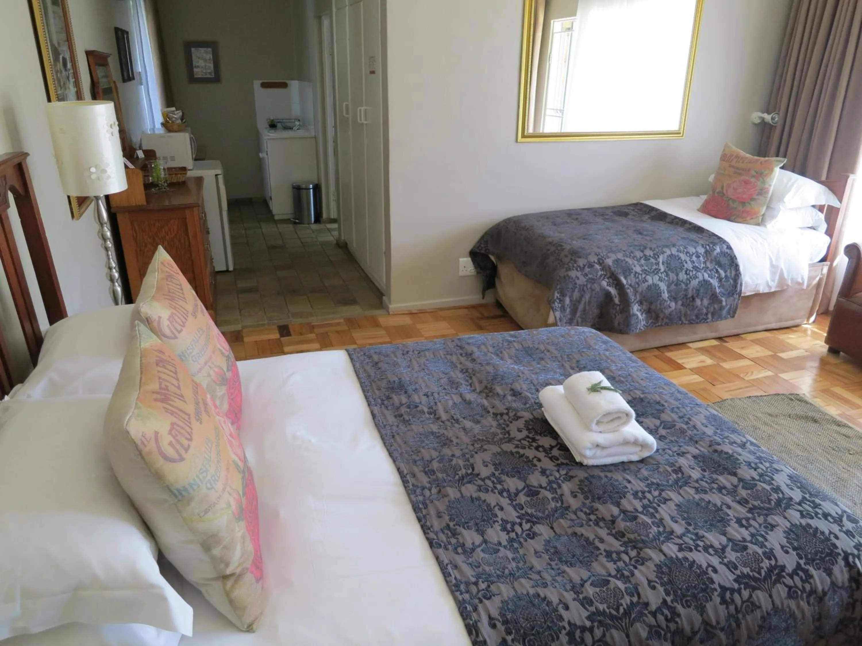 Kitchen or kitchenette, Bed in Dias Guest House