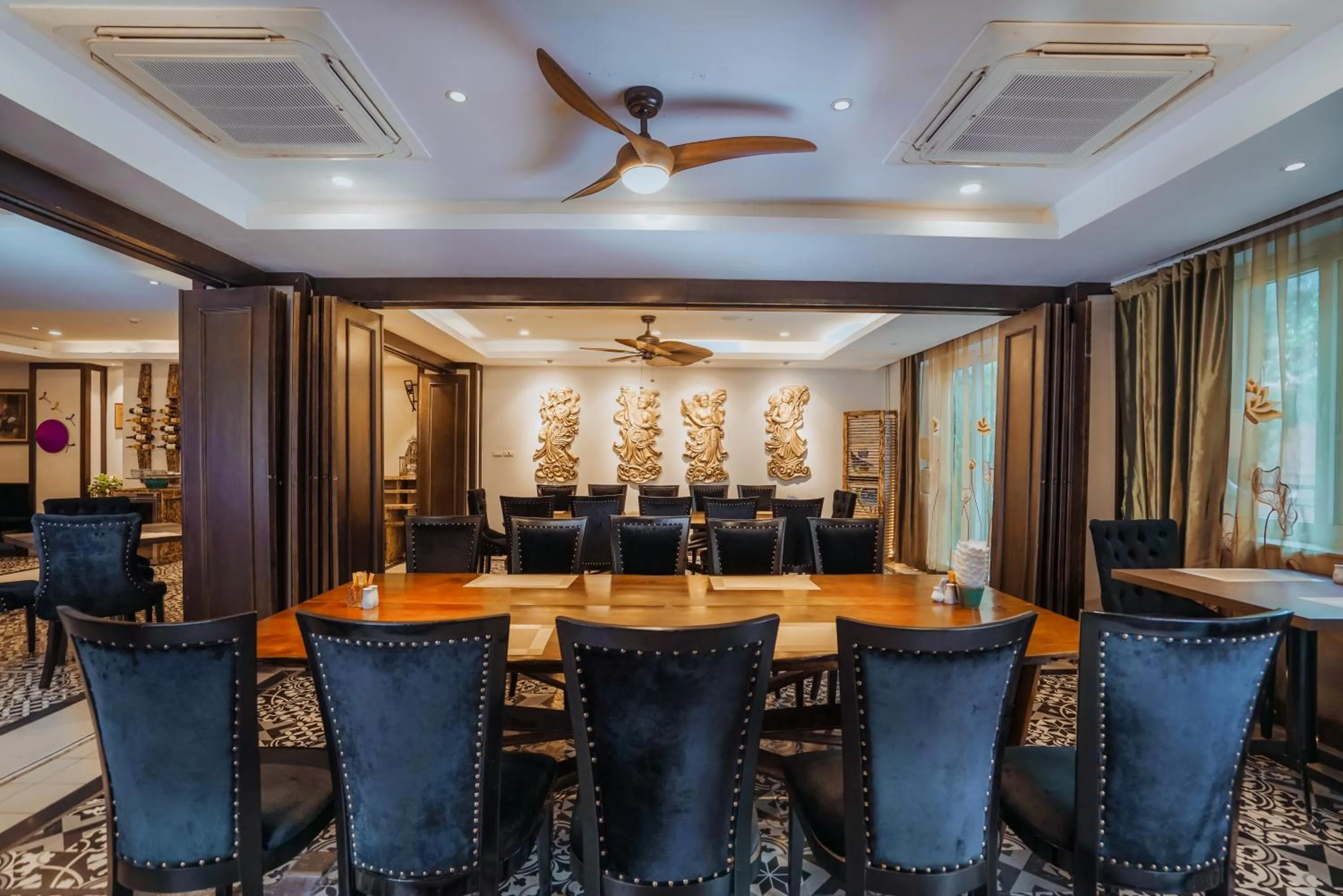 Restaurant/places to eat in Thang Long Opera Hotel