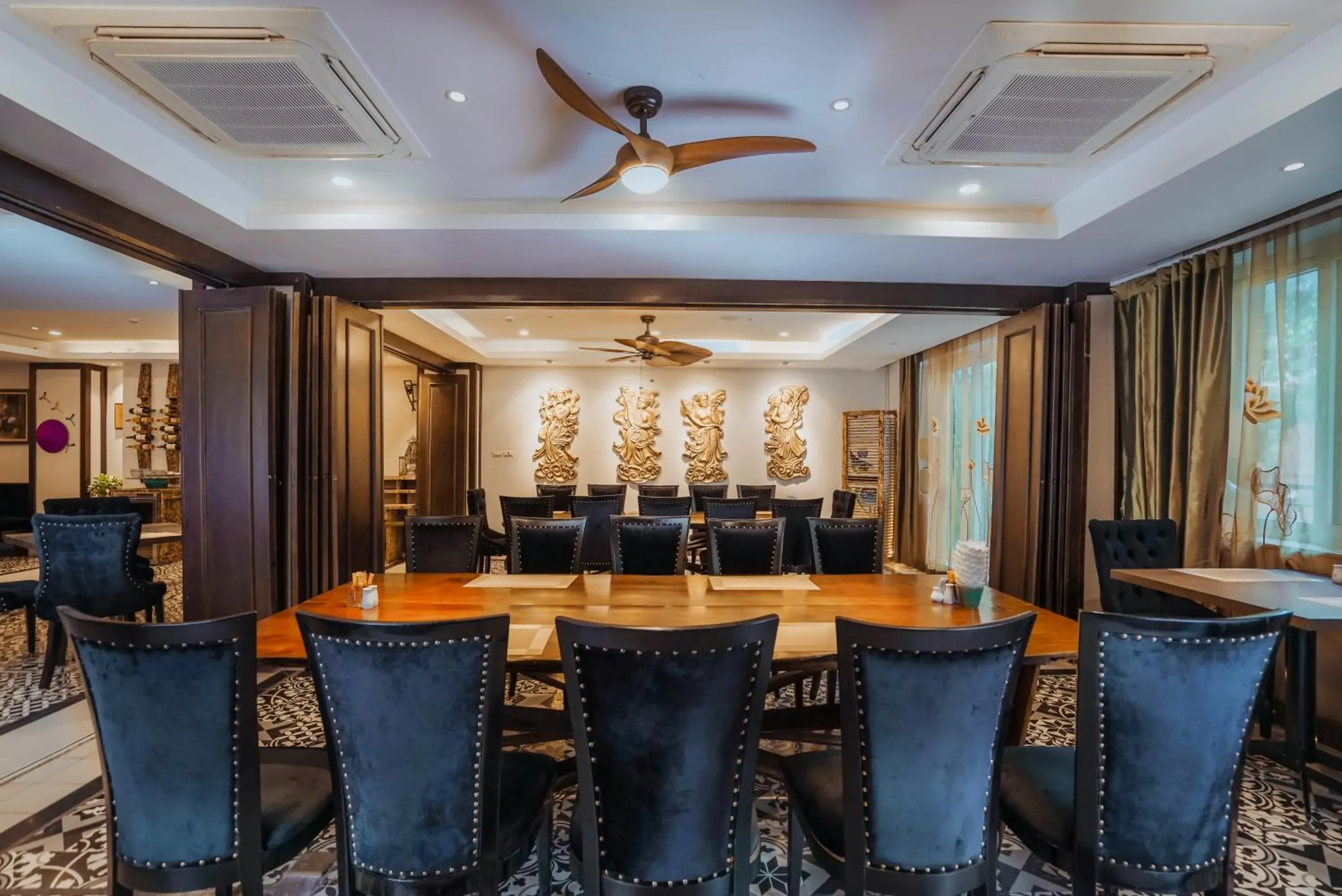 Restaurant/places to eat in Thang Long Opera Hotel Restaurant/places to eat in Thang Long Opera Hotel