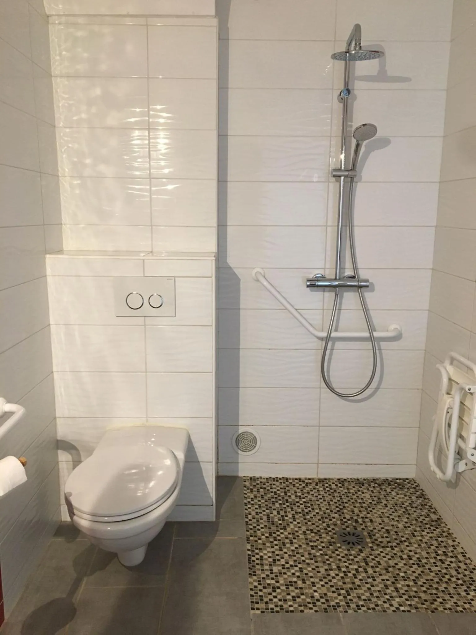 Shower in Hotel Val De Saone Lyon Caluire Rillieux