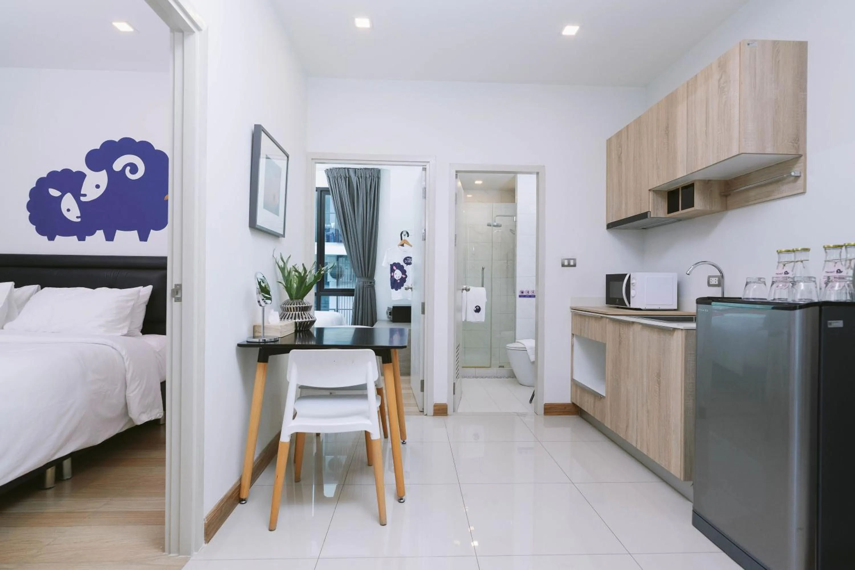 Kitchen or kitchenette, Bed in Kokotel Bangkok Sukhumvit 50