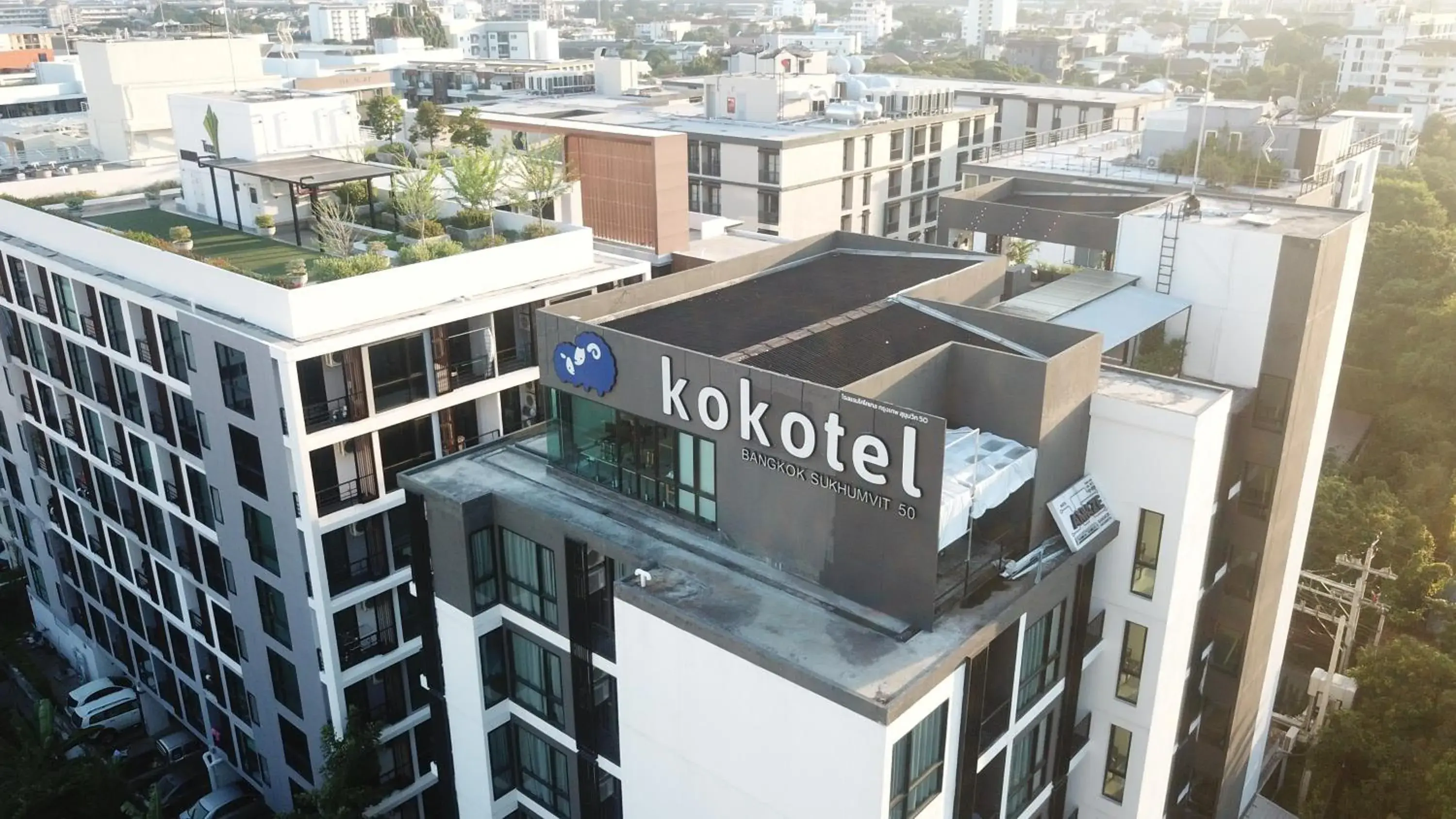 Property building in Kokotel Bangkok Sukhumvit 50 Property building in Kokotel Bangkok Sukhumvit 50