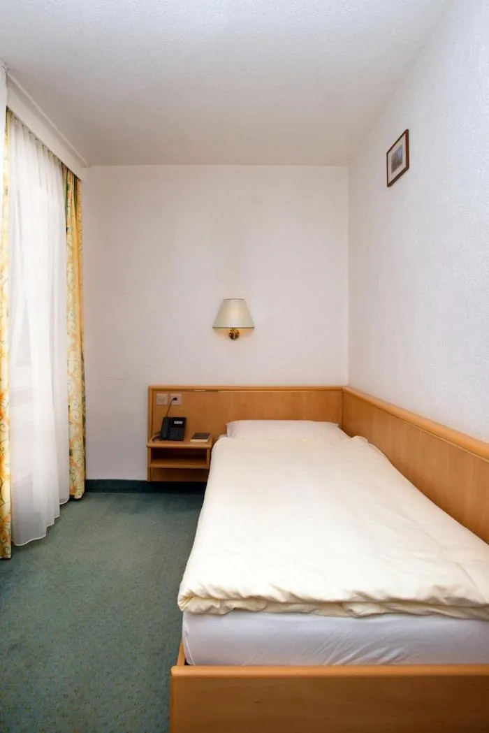Bedroom, Bed in Gornergrat Dorf Hotel