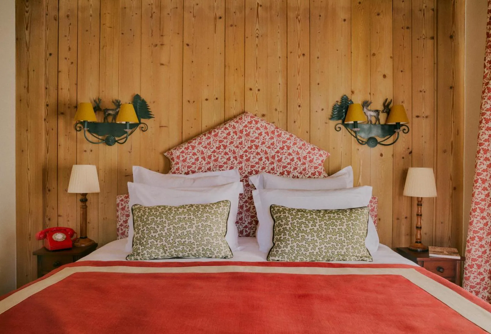 Bed in Hôtel Saint-Georges