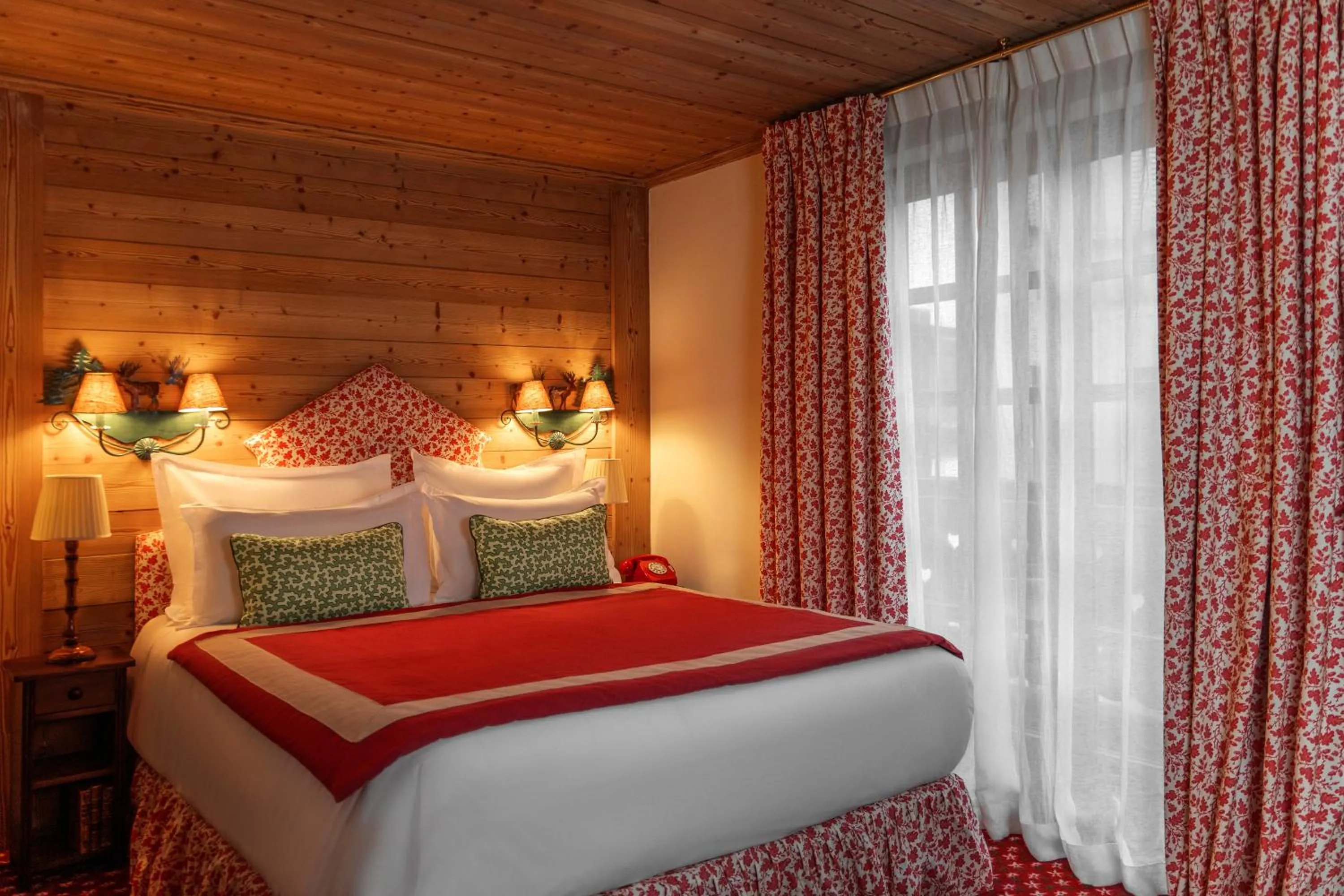 Bed in Hôtel Saint-Georges Relais & Châteaux