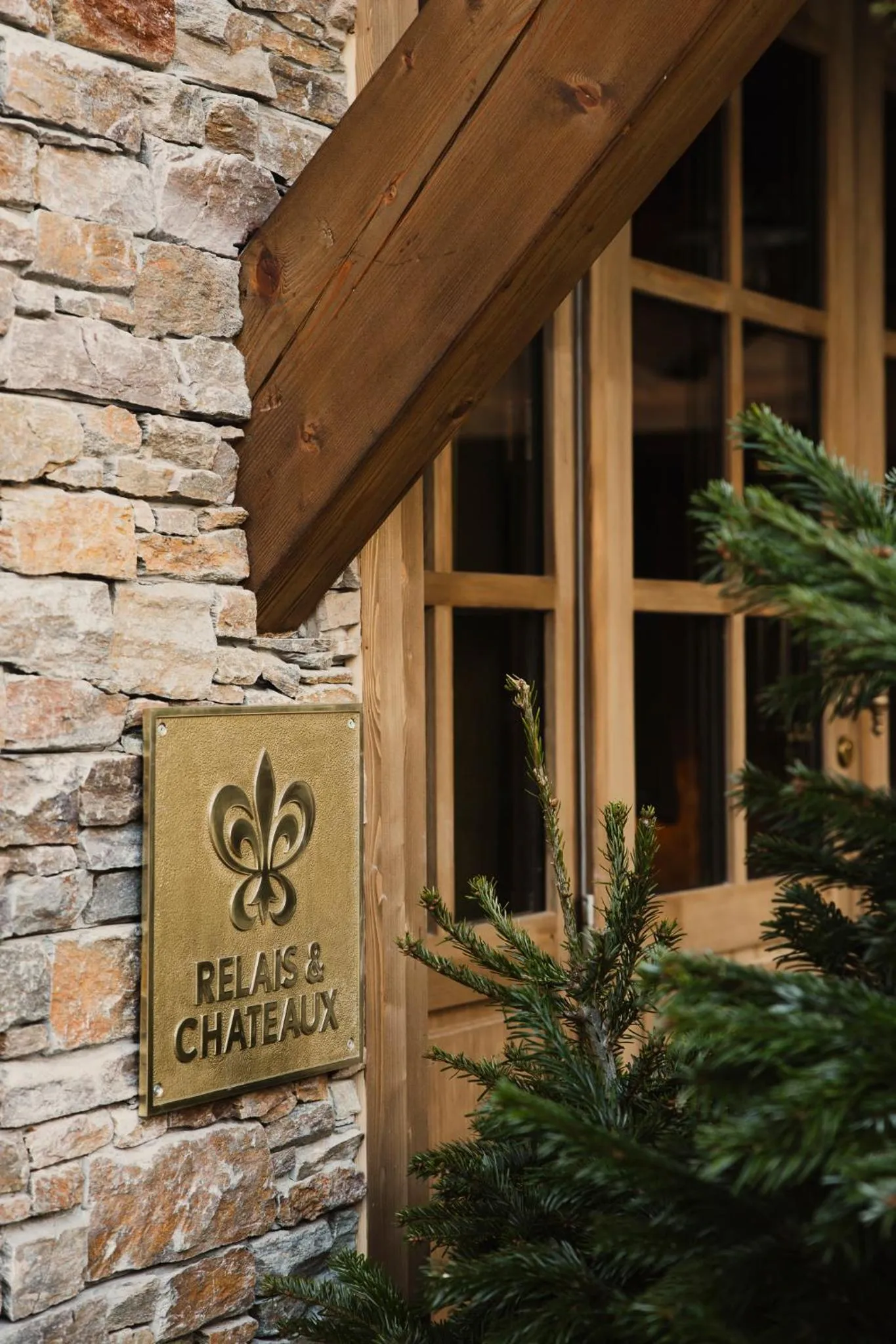 Property logo or sign in Hôtel Saint-Georges Relais & Châteaux