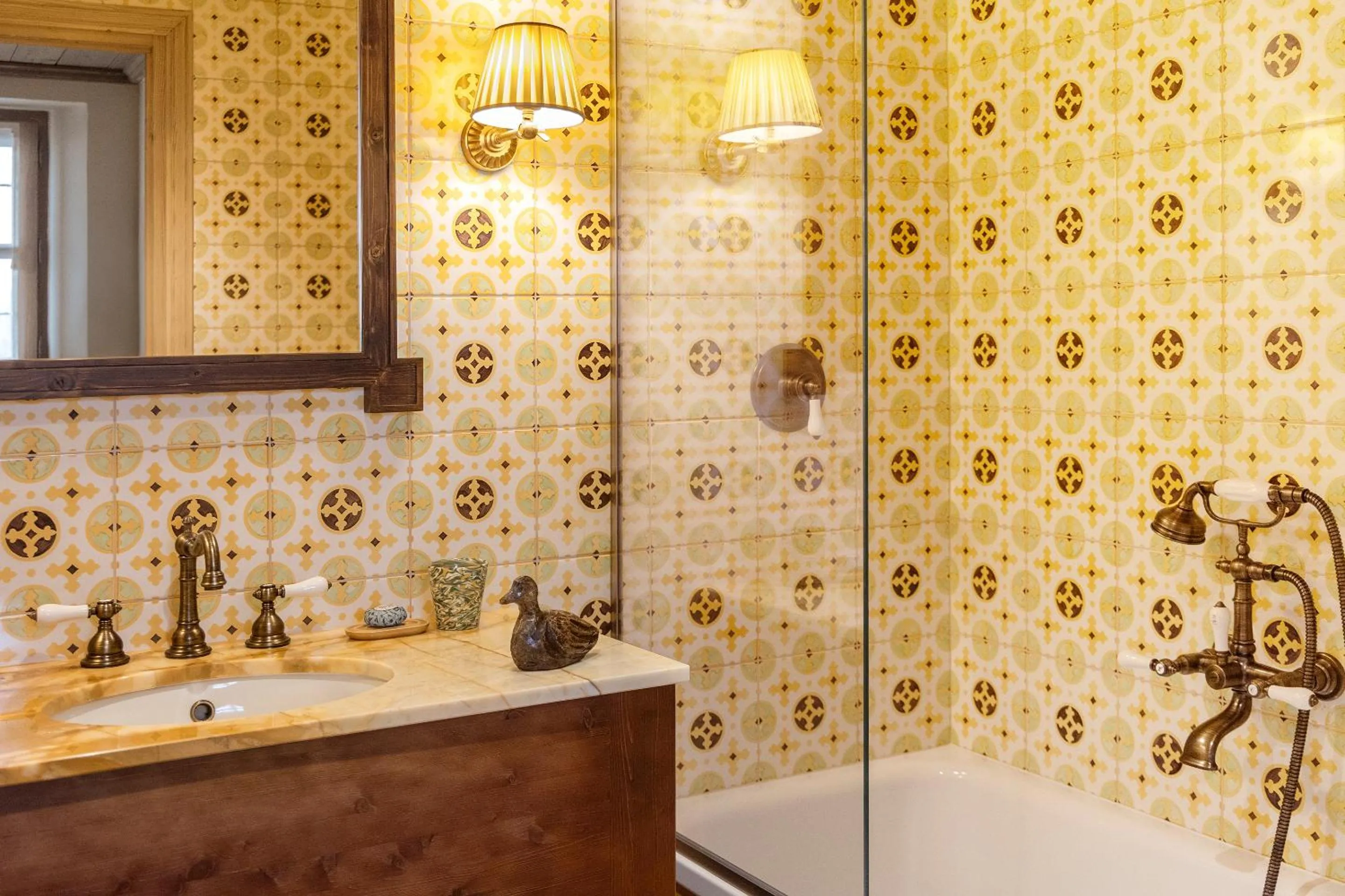 Shower in Hôtel Saint-Georges