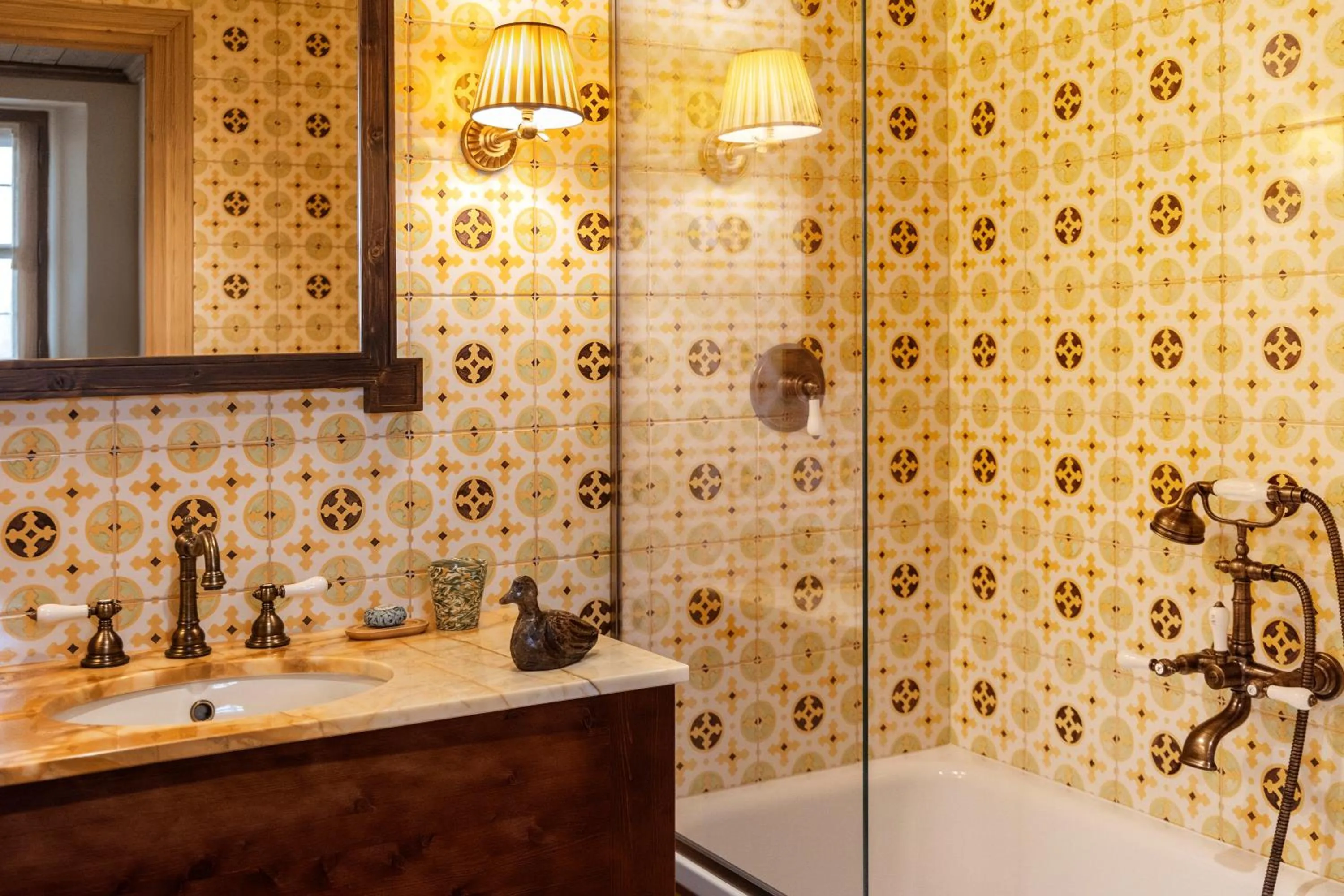 Shower in Hôtel Saint-Georges Relais & Châteaux