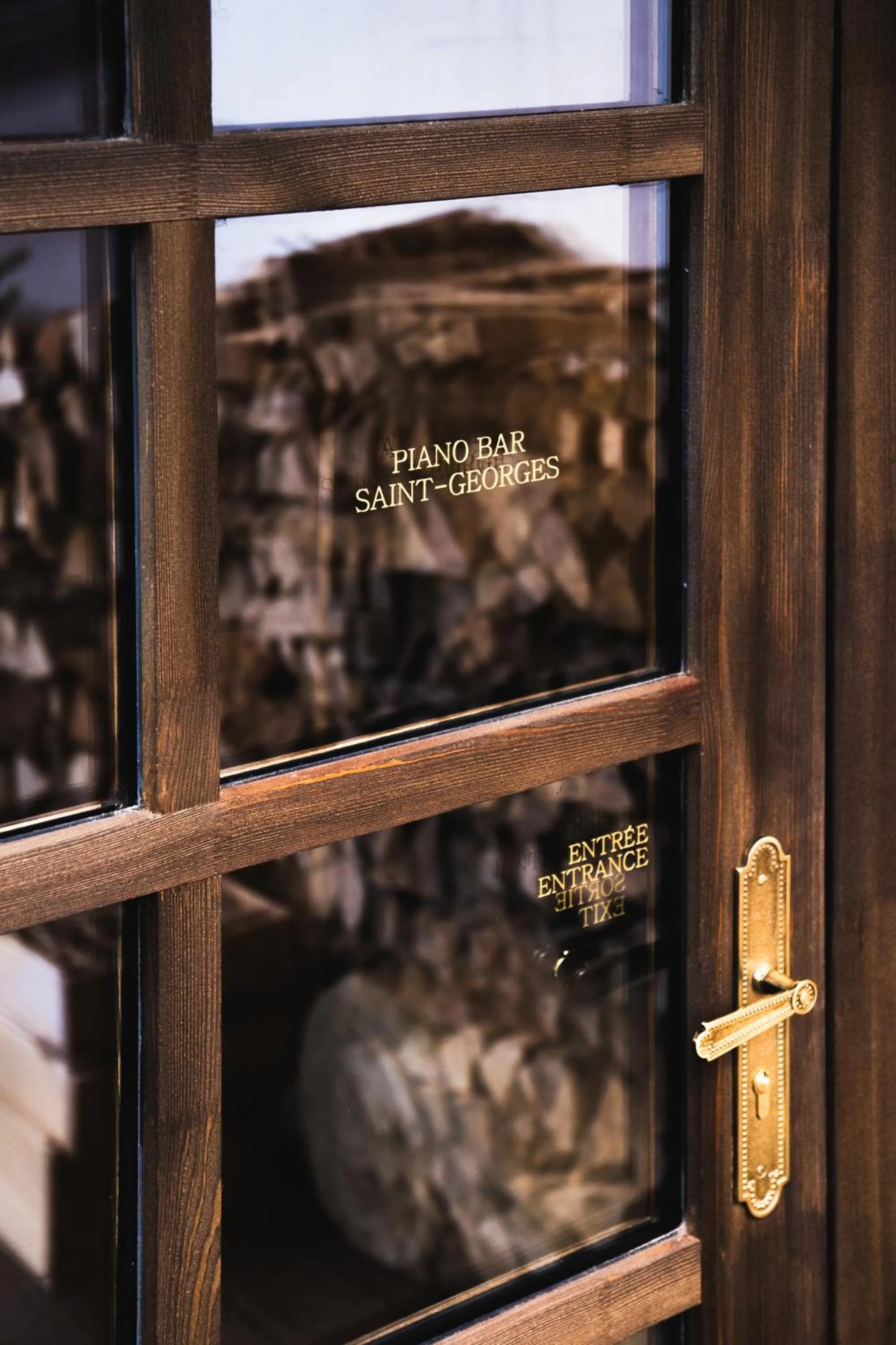 Lounge or bar in Hôtel Saint-Georges Relais & Châteaux