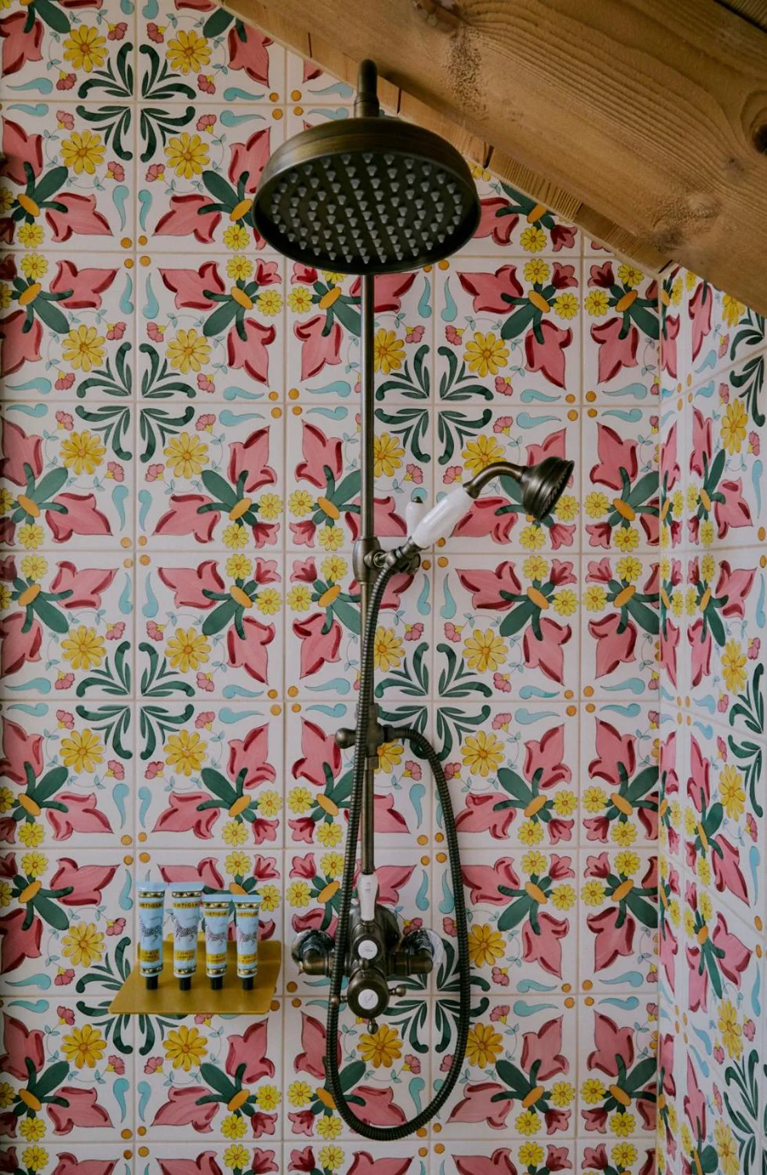 Shower in Hôtel Saint-Georges