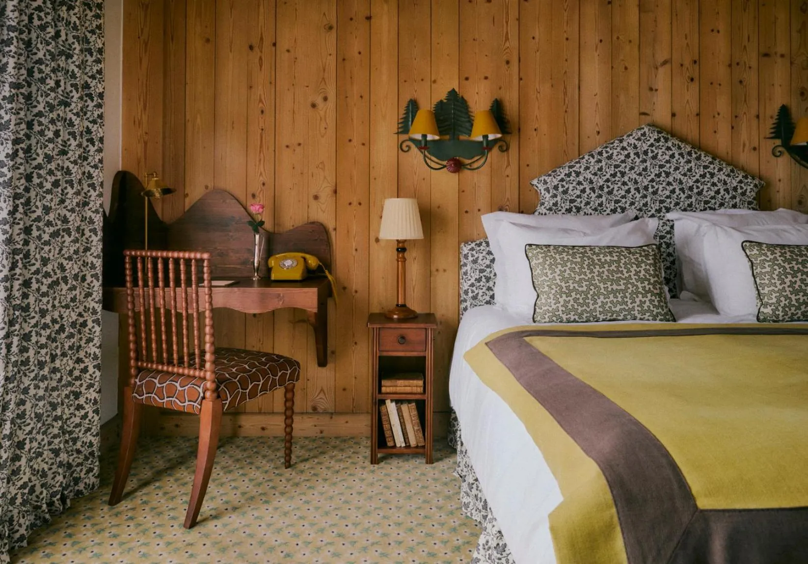 Bedroom, Bed in Hôtel Saint-Georges