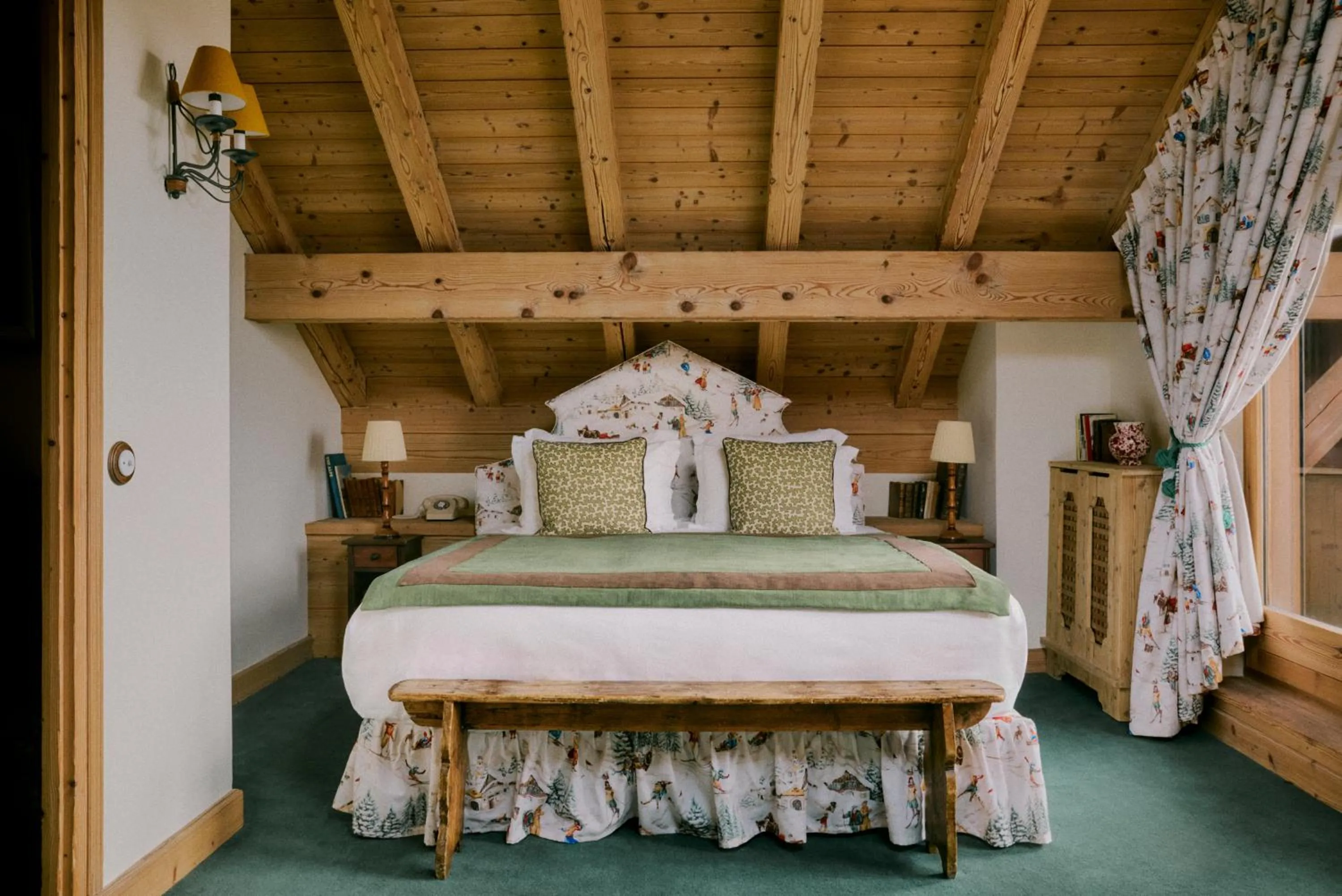 Bed in Hôtel Saint-Georges Relais & Châteaux