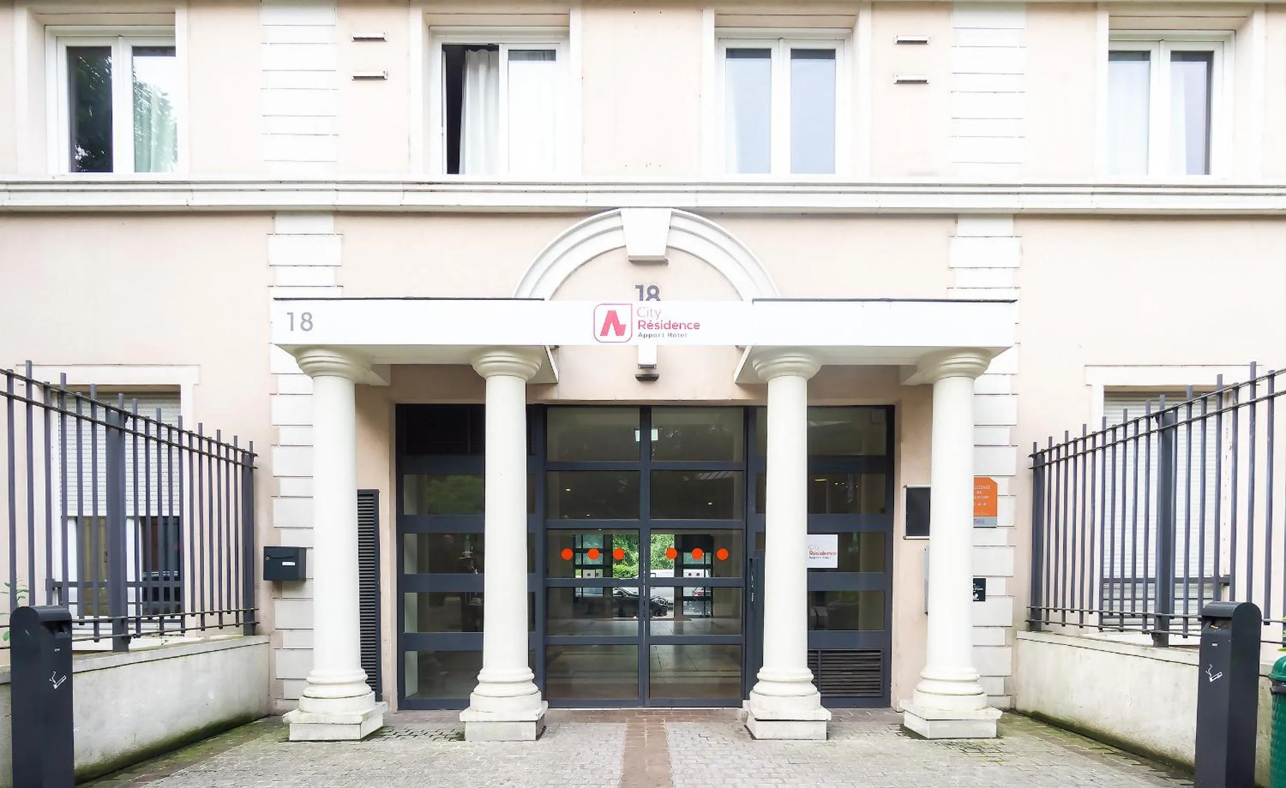 Facade/entrance in City Résidence Paris Saint-Maurice