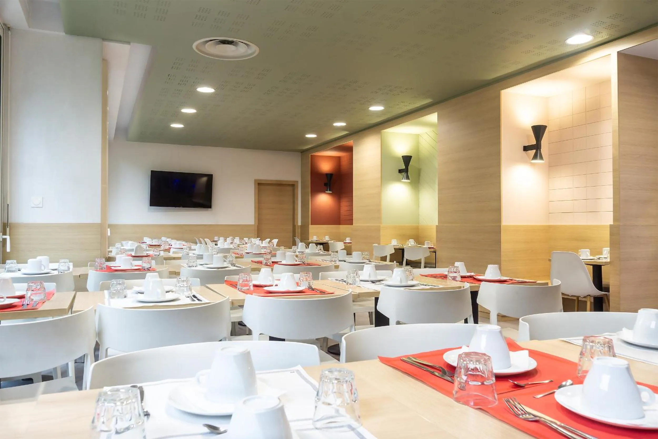 Buffet breakfast in City Résidence Paris Saint-Maurice