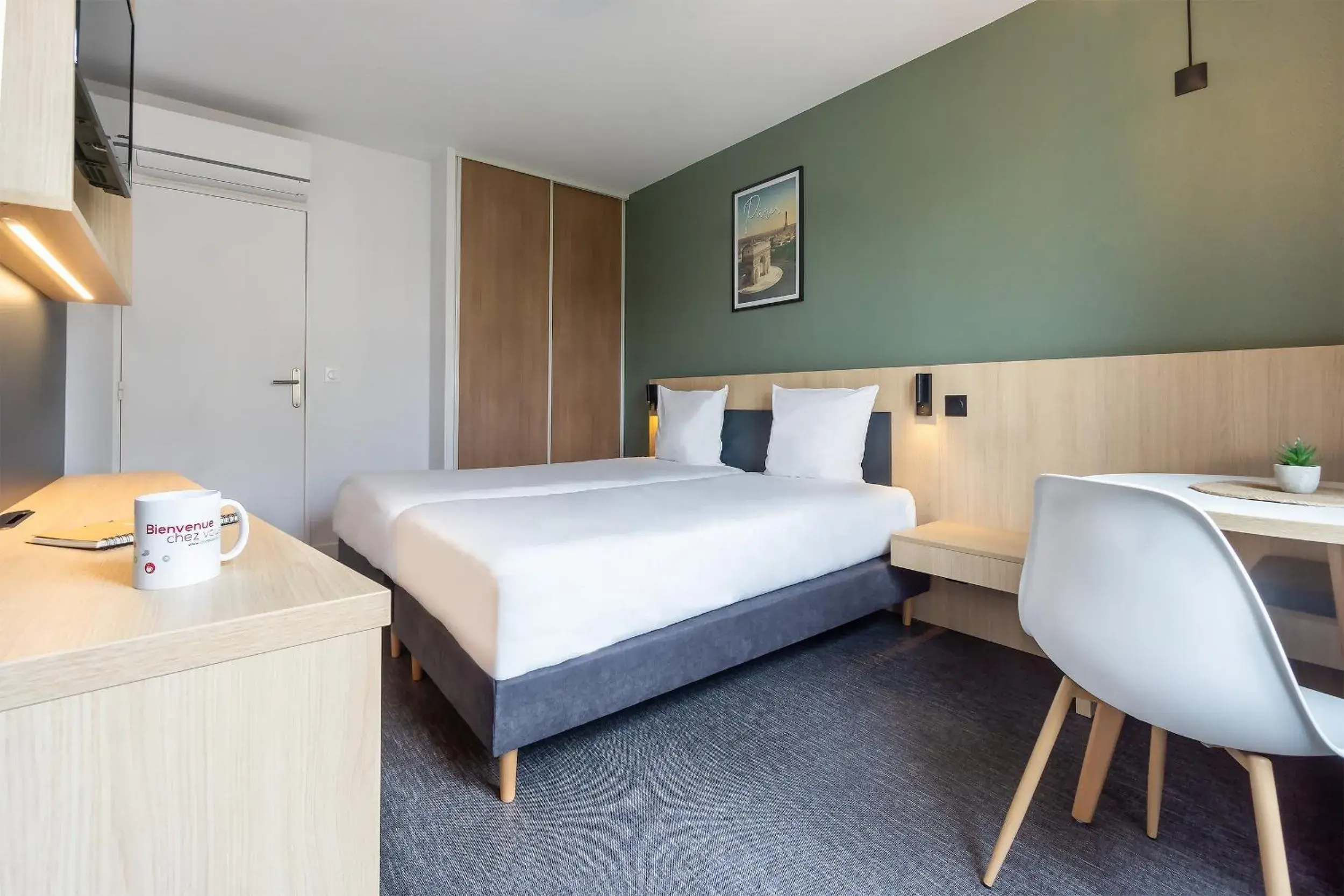 Photo of the whole room, Bed in City Résidence Paris Saint-Maurice Photo of the whole room, Bed in City Résidence Paris Saint-Maurice