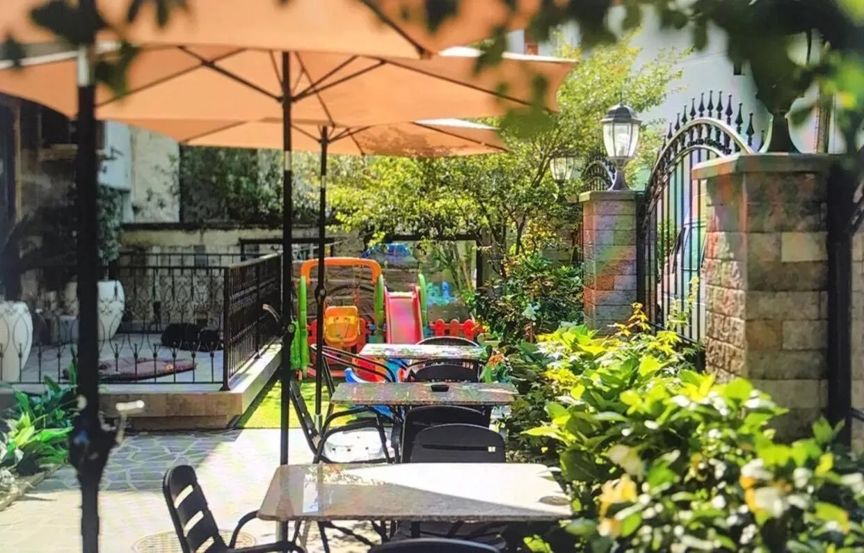 Restaurant/places to eat in GNS Hotel