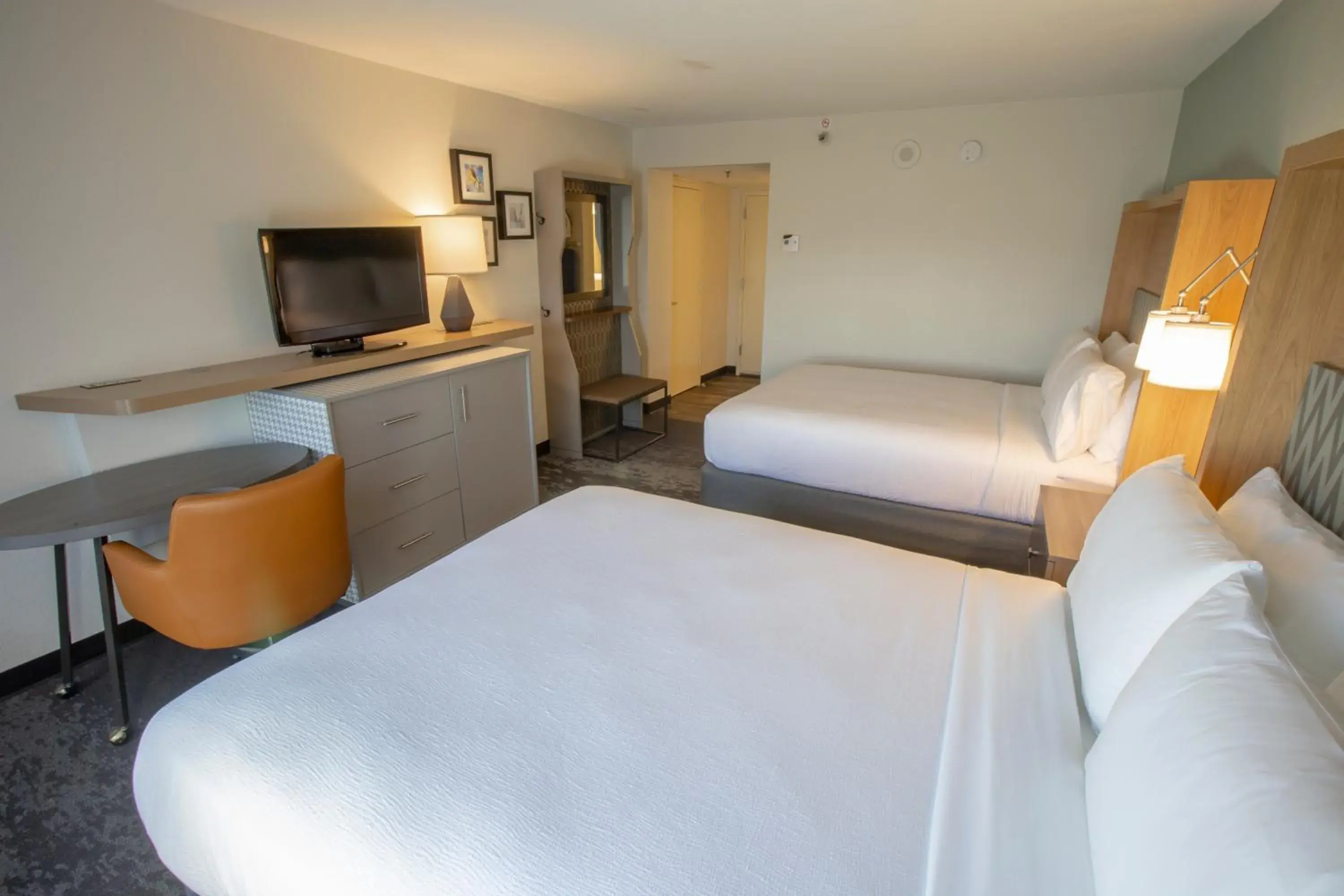 Photo of the whole room, Bed in Holiday Inn Orlando International Airport by IHG Photo of the whole room, Bed in Holiday Inn Orlando International Airport by IHG