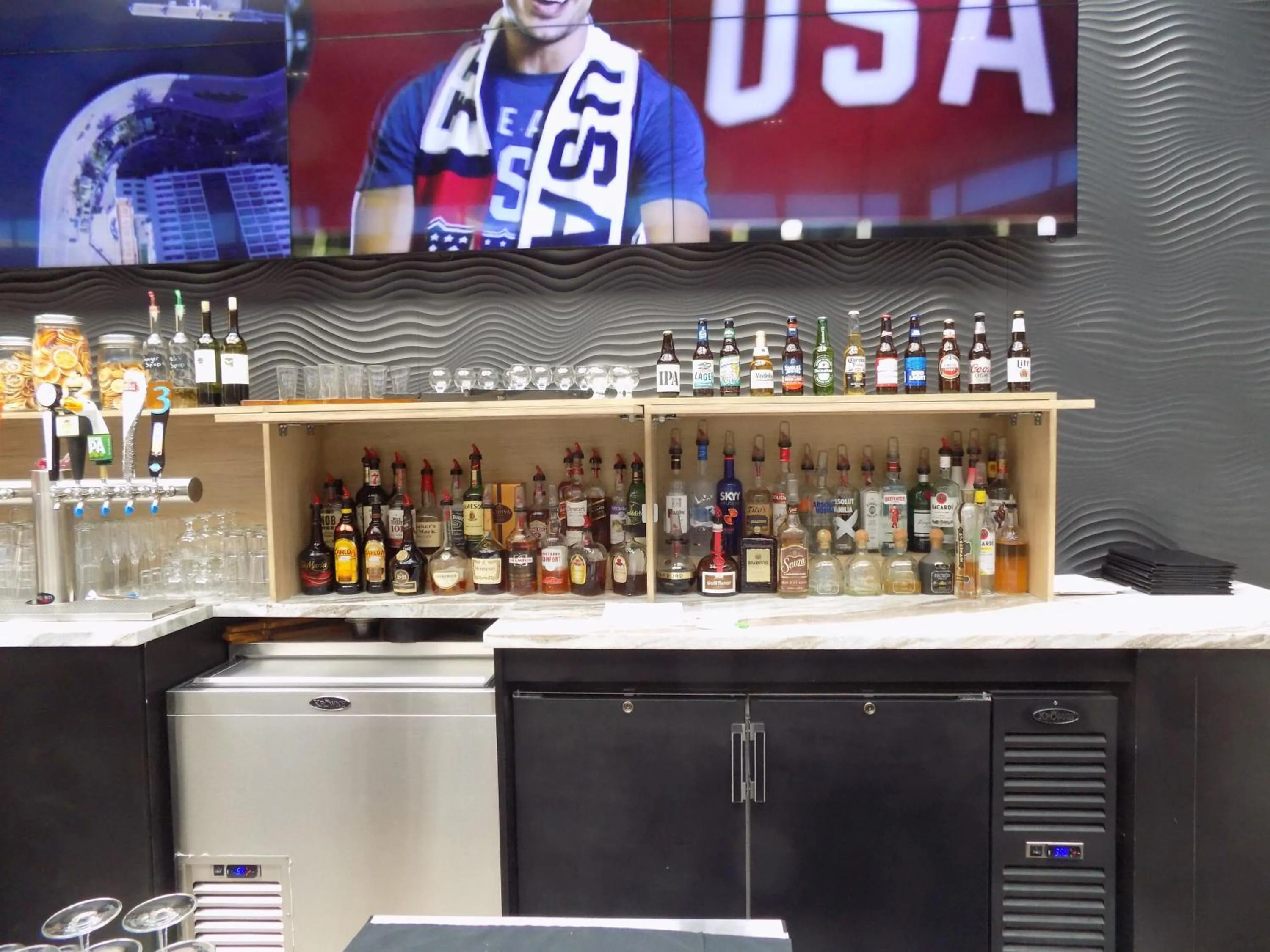 Lounge or bar in Holiday Inn Orlando International Airport by IHG