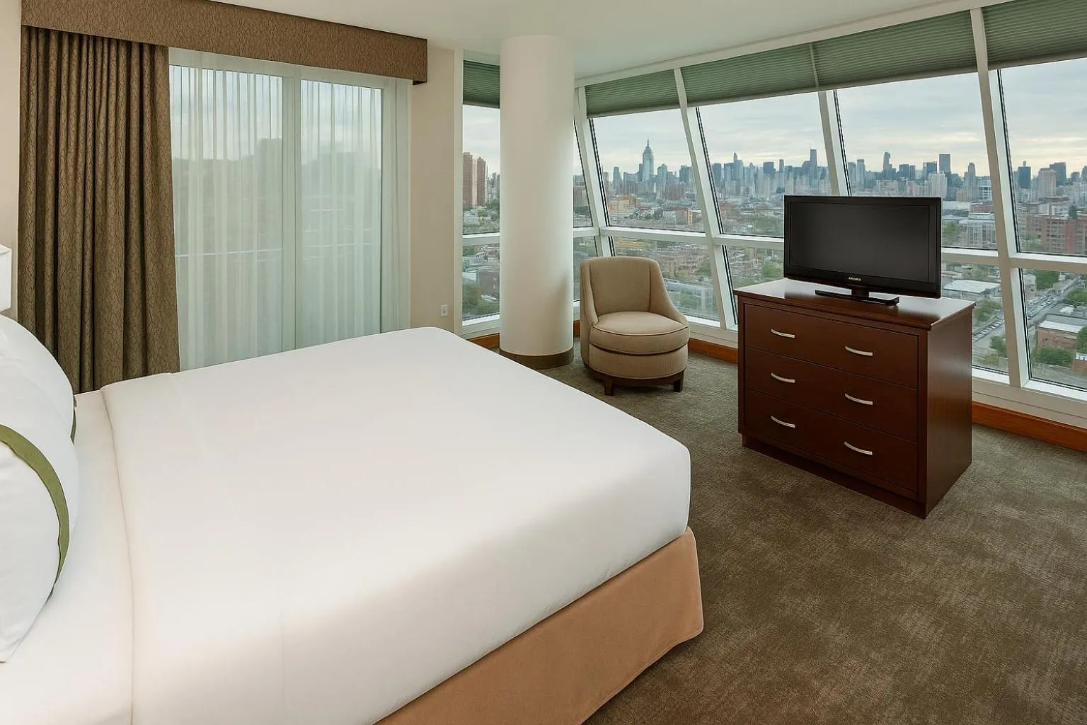 Photo of the whole room, Bed in LIC Manhattan View Hotel