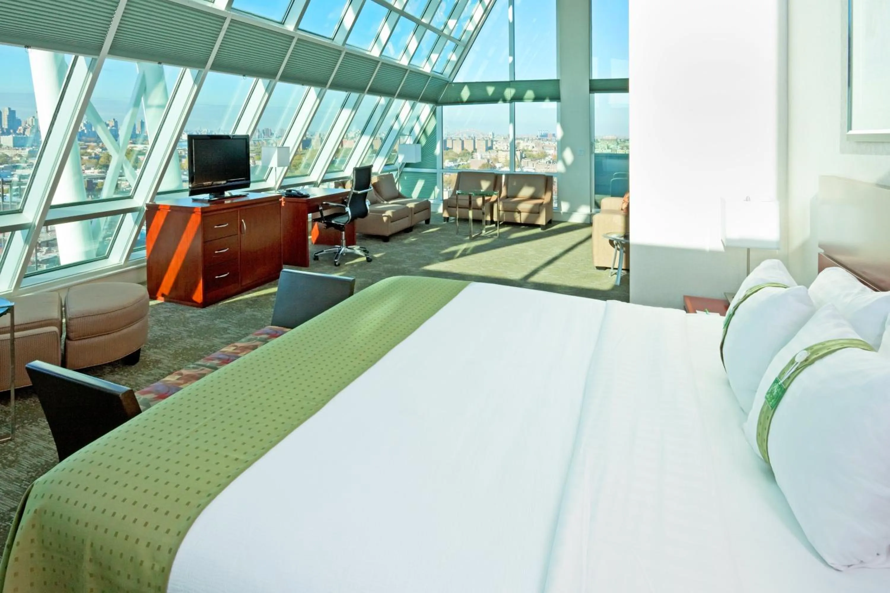 Communal lounge/ TV room, Bed in LIC Manhattan View Hotel