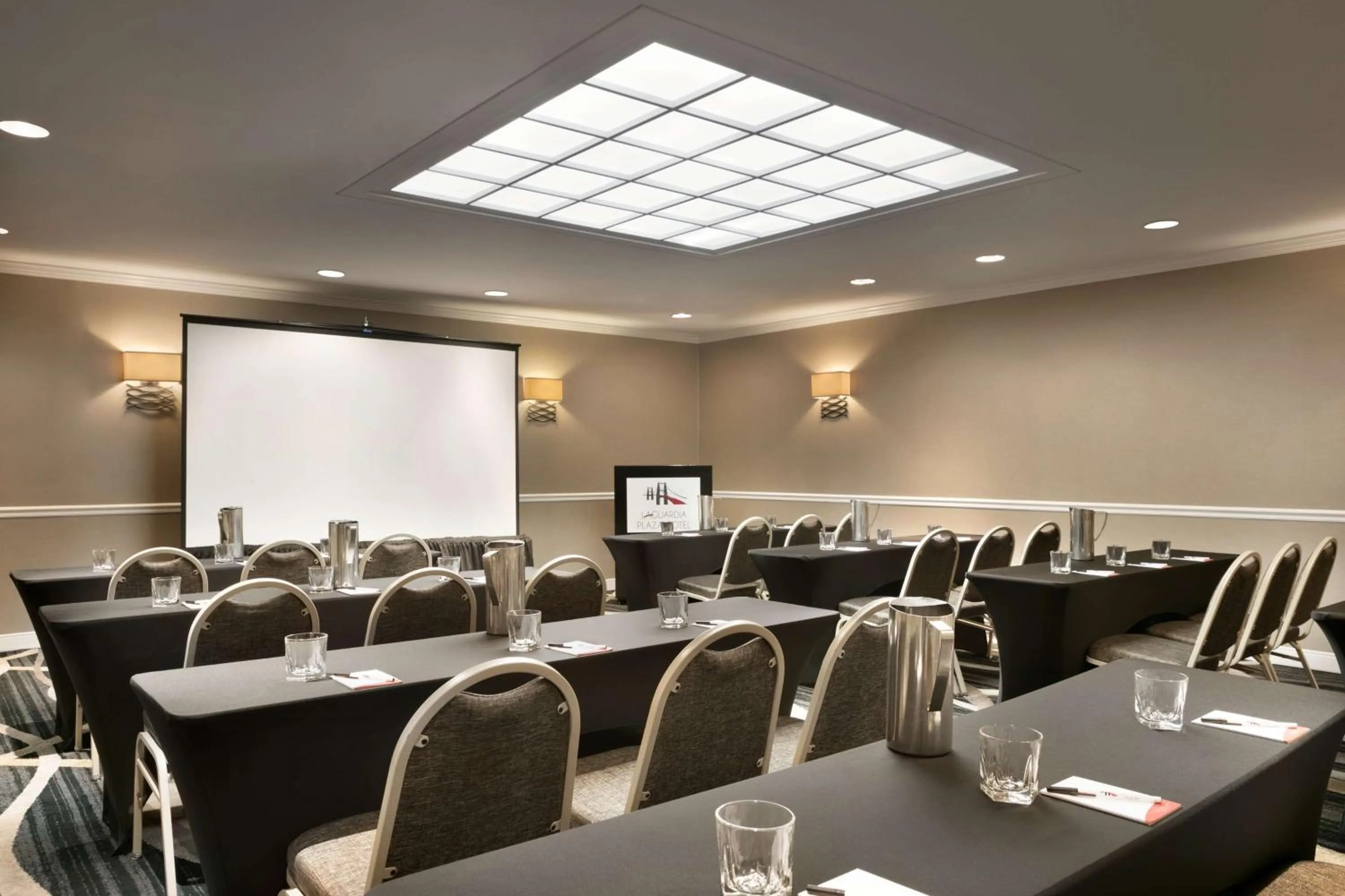 Meeting/conference room in DoubleTree by Hilton New York-LaGuardia