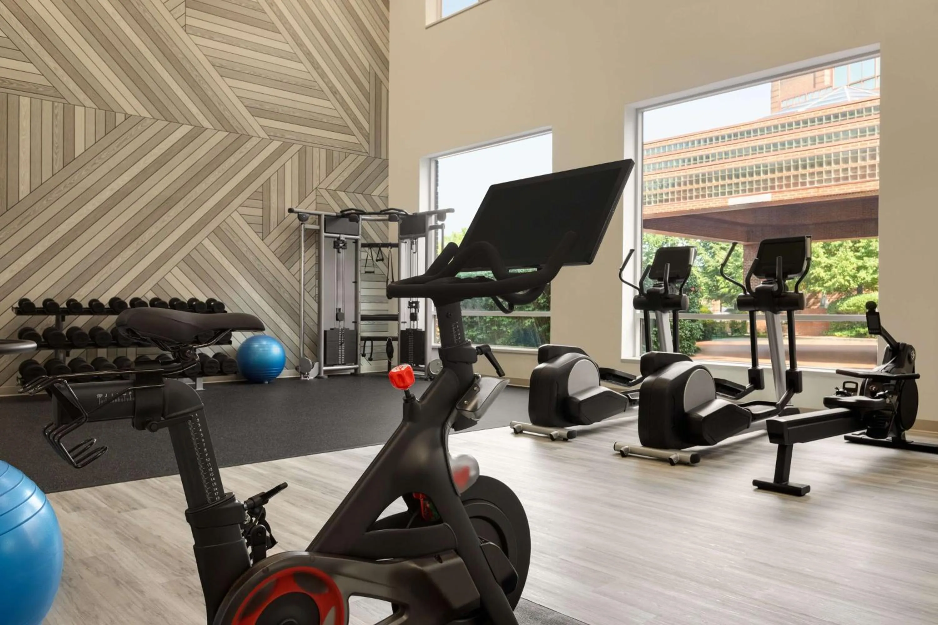 Fitness centre/facilities in DoubleTree by Hilton New York-LaGuardia