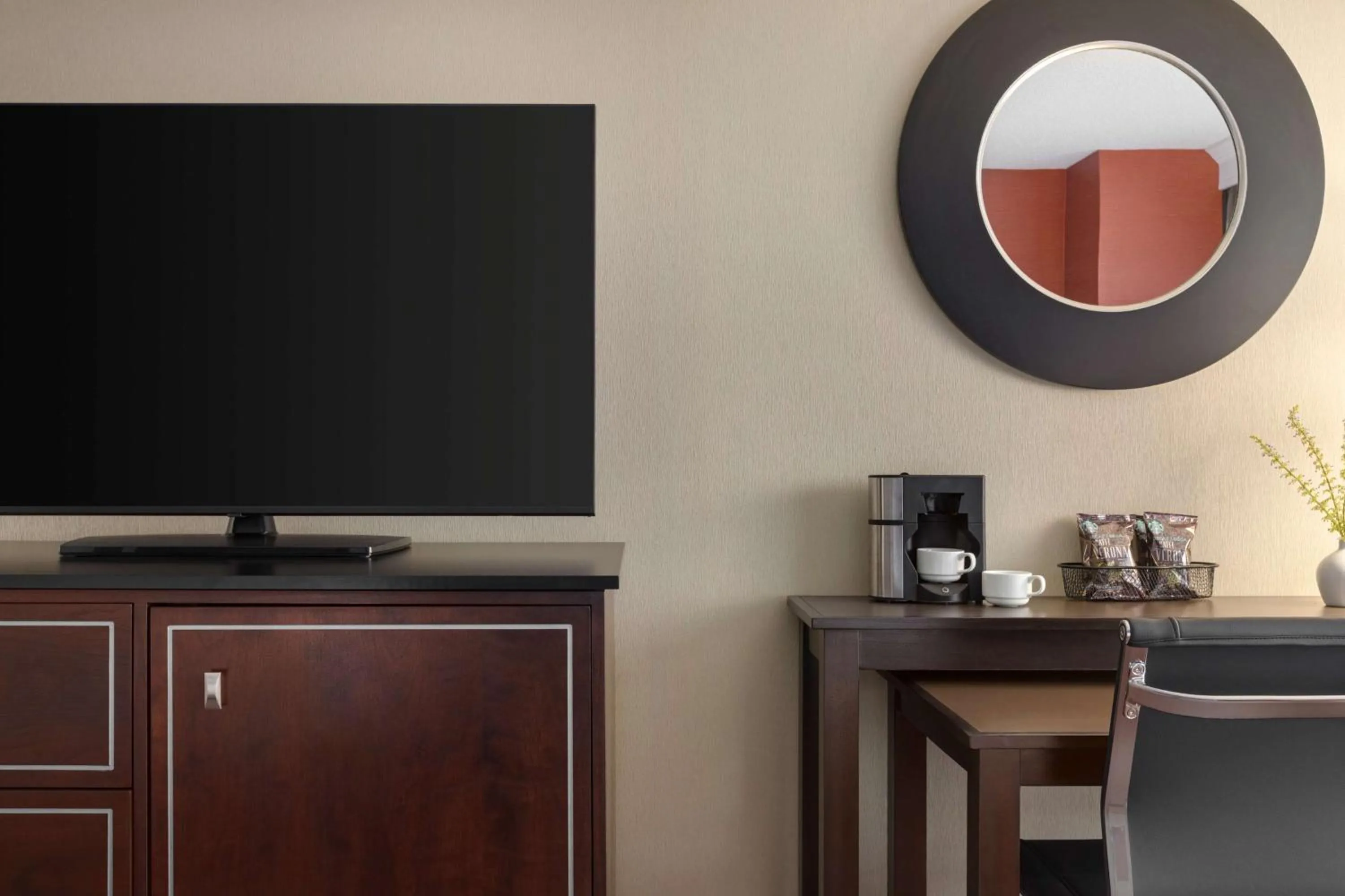 Bedroom in DoubleTree by Hilton New York-LaGuardia