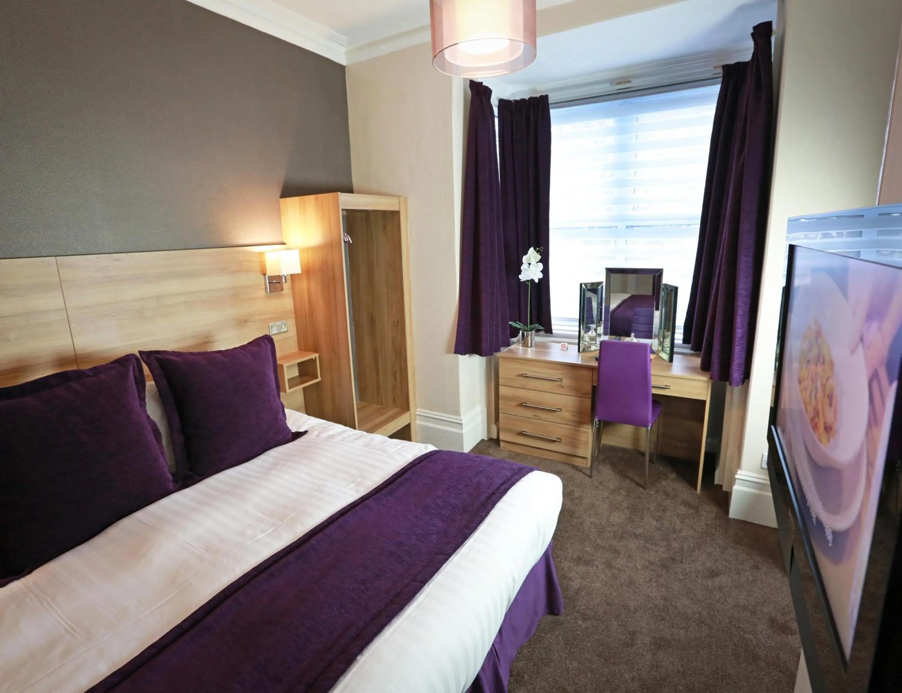 Bedroom, Bed in The Chocolate Box Guest House