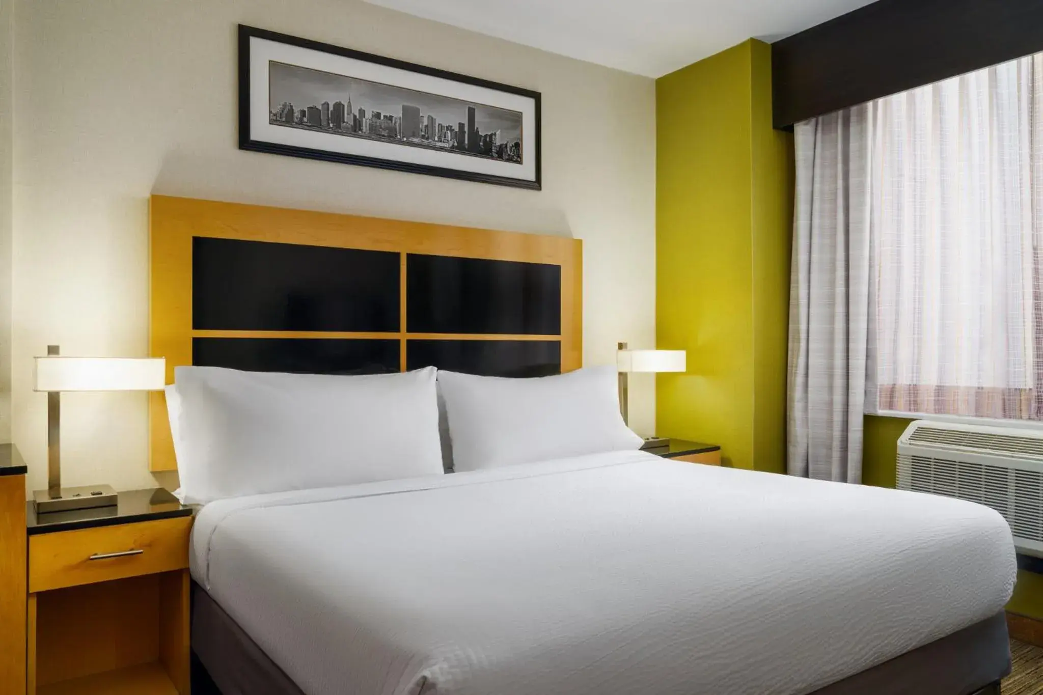 Standard King Room with Walk In Shower - High Floor in Holiday Inn Express - Wall Street by IHG Standard King Room with Walk In Shower - High Floor in Holiday Inn Express - Wall Street by IHG