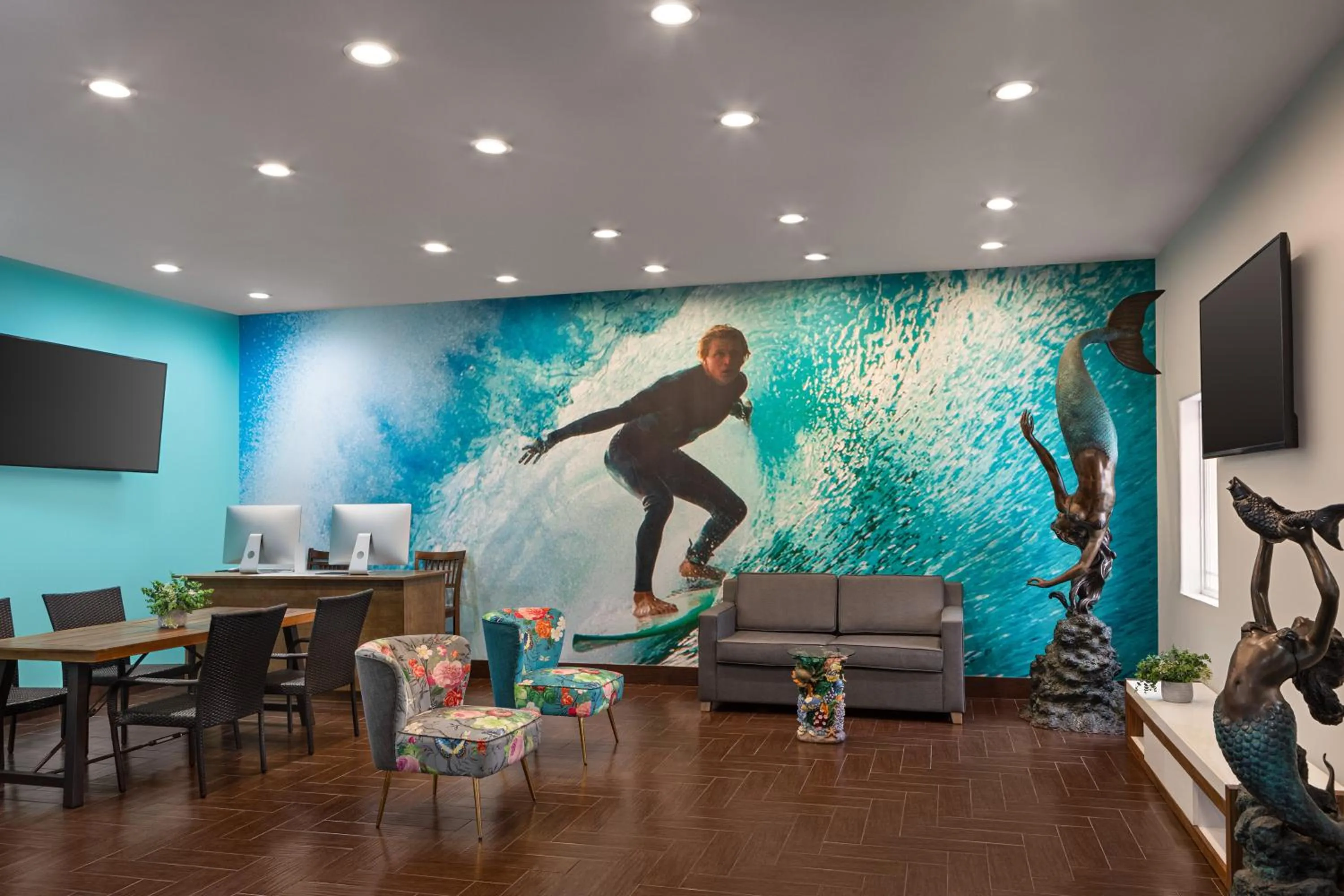 Communal lounge/ TV room in La Copa Inn Beach Hotel